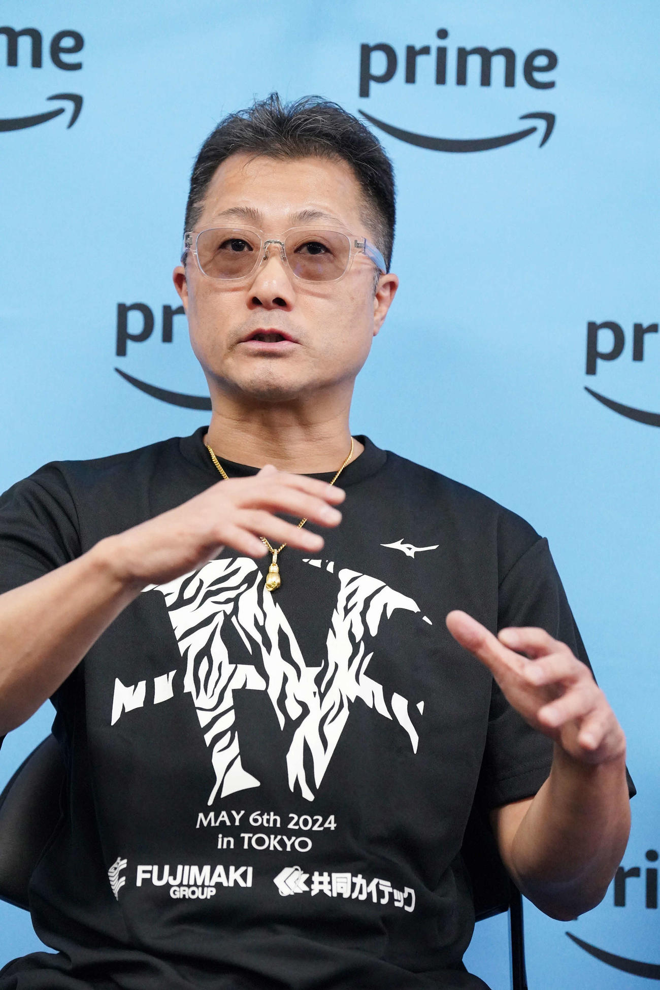 公開練習前に会見する井上尚の父、真吾トレーナー（撮影・小沢裕）