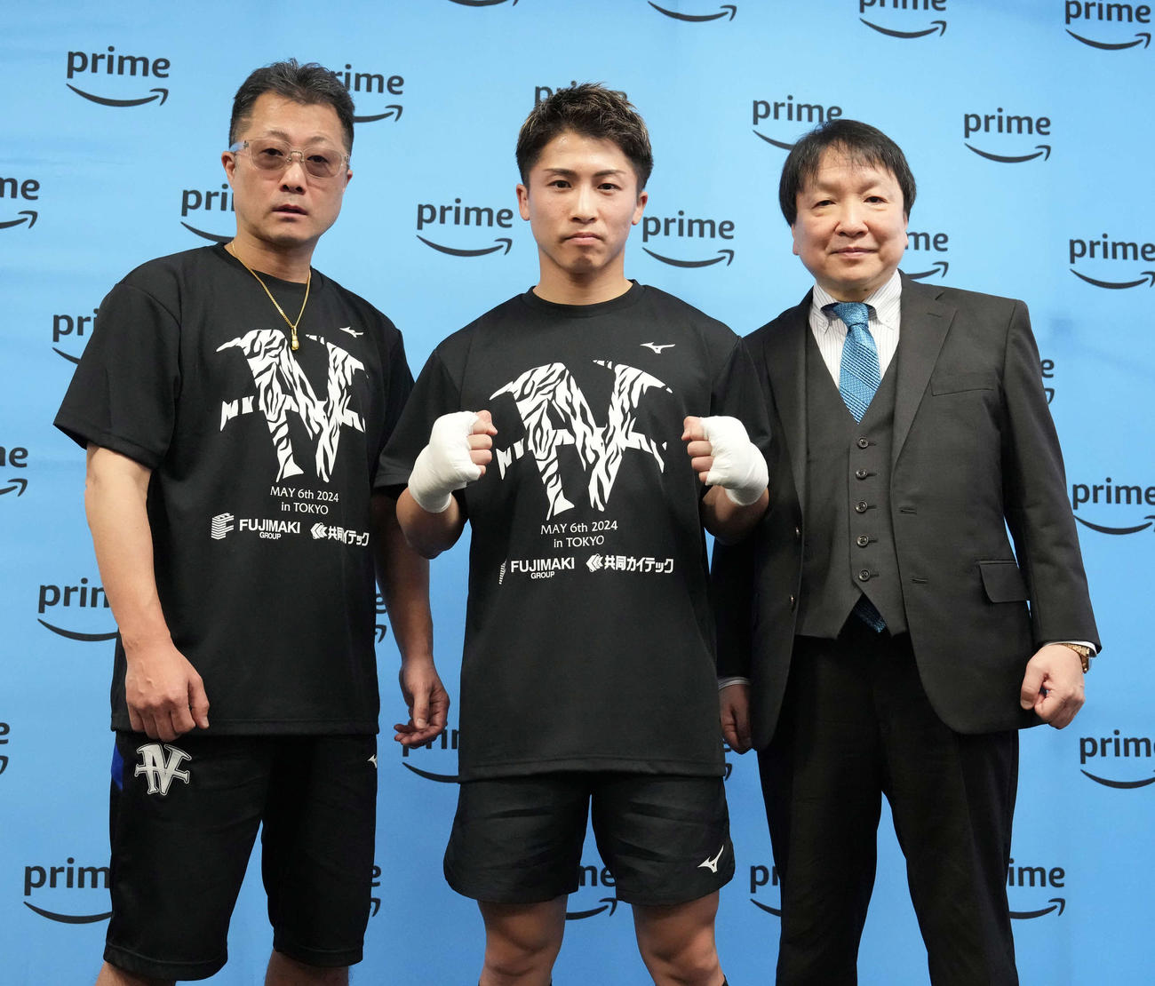 公開練習前の会見で記念撮影に臨む、左から井上トレーナー、ファイティングポーズする井上尚、大橋会長（撮影・小沢裕）