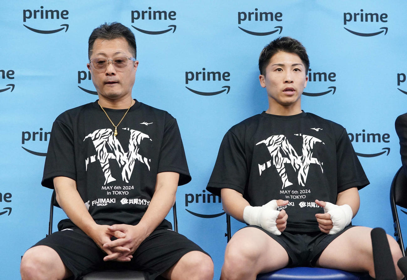 公開練習前に会見する井上尚。左は真吾トレーナー（撮影・小沢裕）