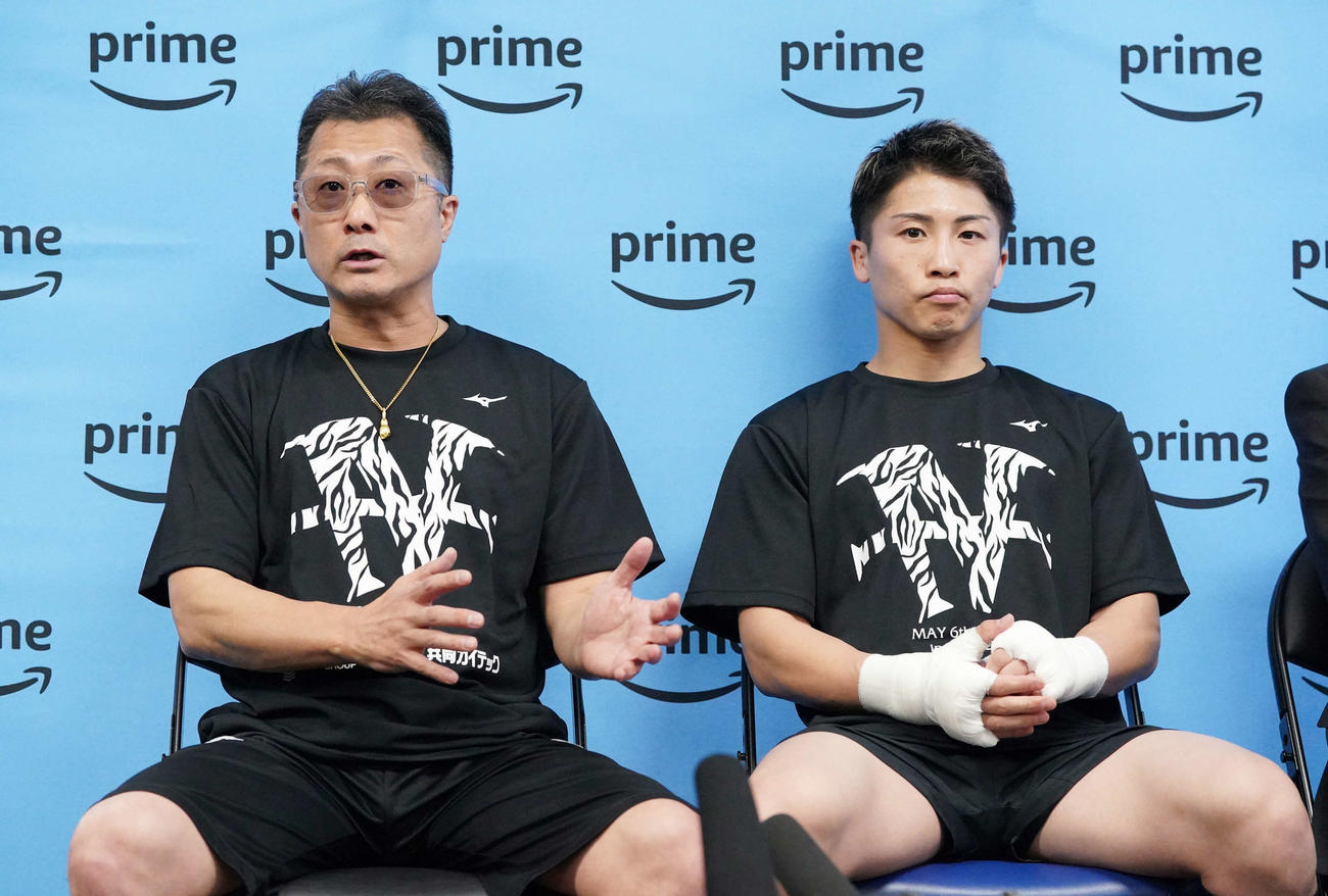 公開練習前に会見する井上尚。左は真吾トレーナー（撮影・小沢裕）