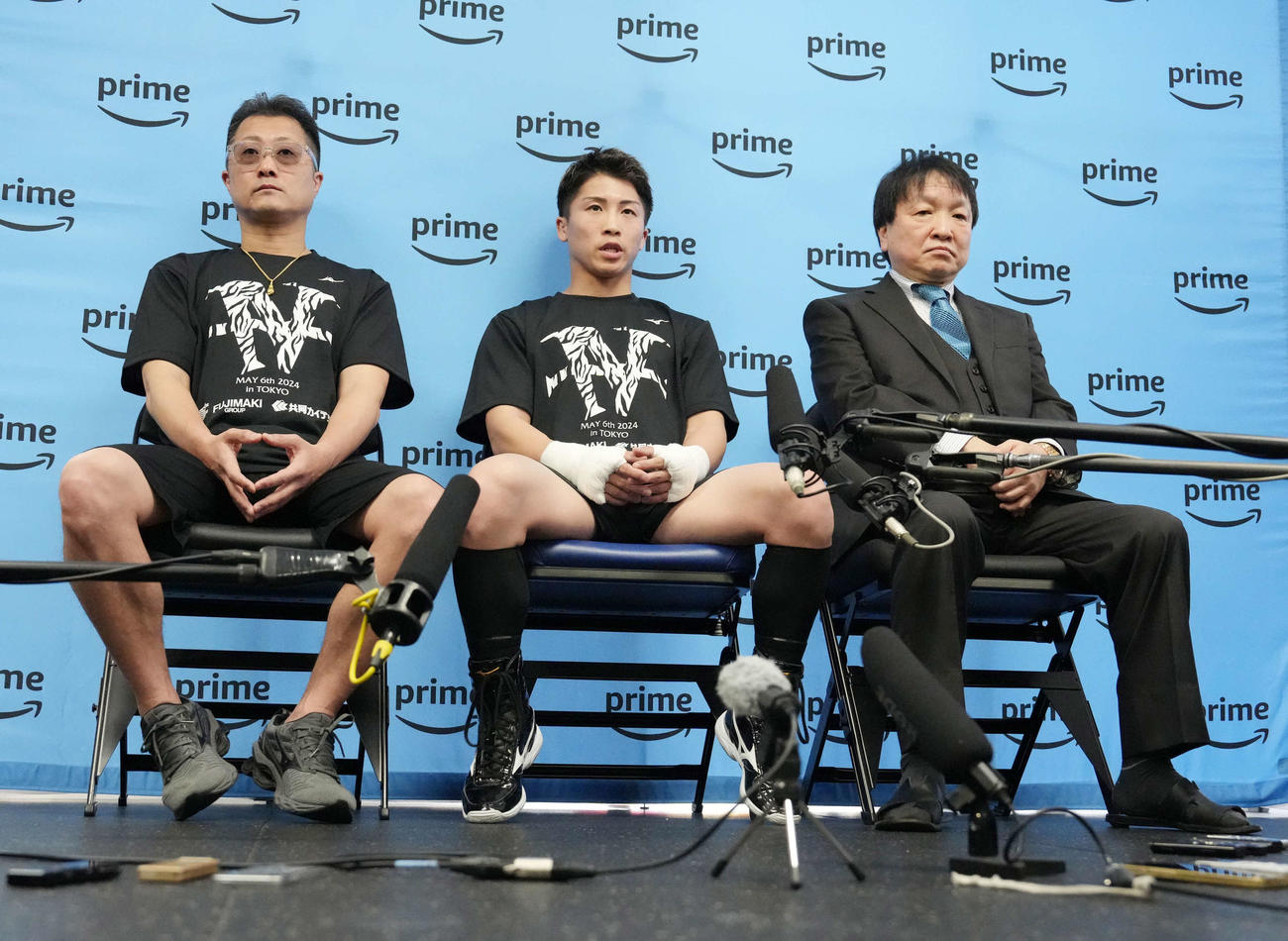 公開練習前の会見に臨む、左から井上トレーナー、ファイティングポーズする井上尚、大橋会長（撮影・小沢裕）