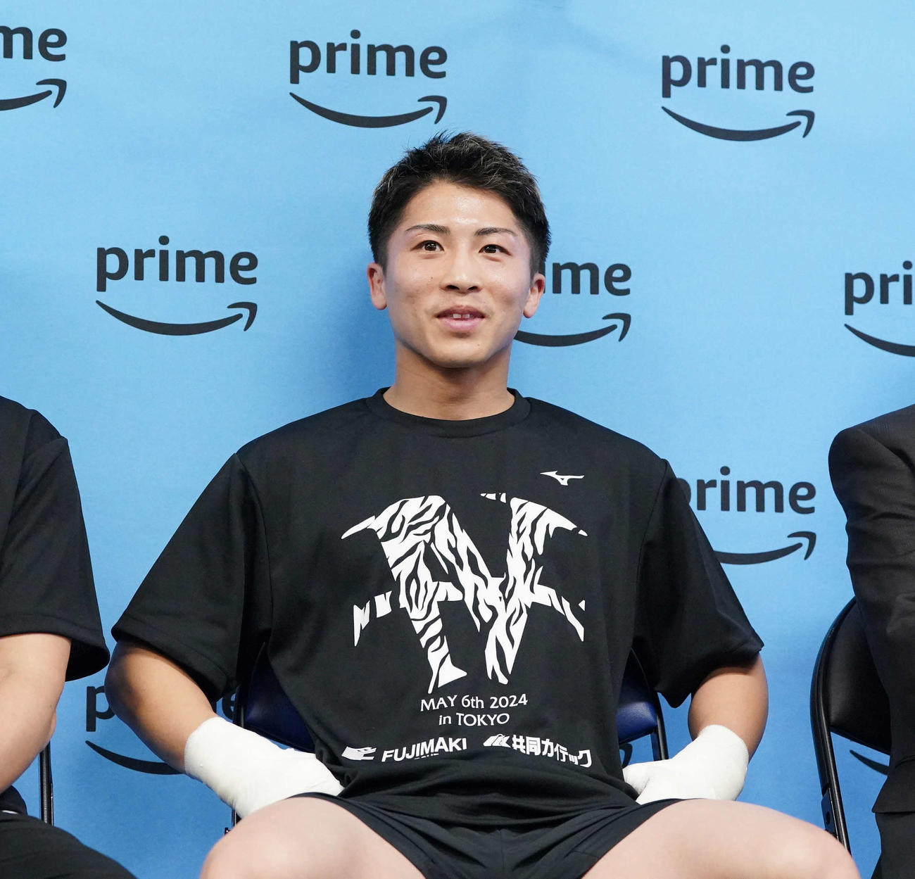 公開練習前の会見でTシャツにデザインされたホワイトタイガーについての質問が繰り返され笑顔を見せる井上尚（撮影・小沢裕）