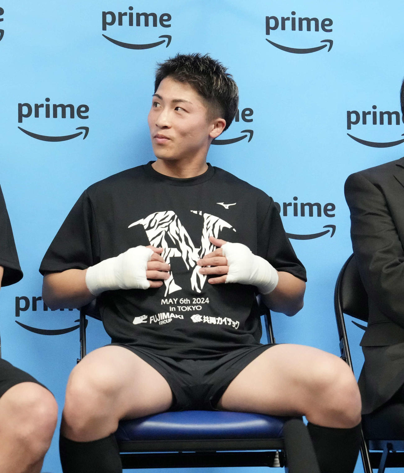 公開練習前の会見でTシャツにデザインされたホワイトタイガーについての質問が繰り返され笑顔を見せる井上尚（撮影・小沢裕）