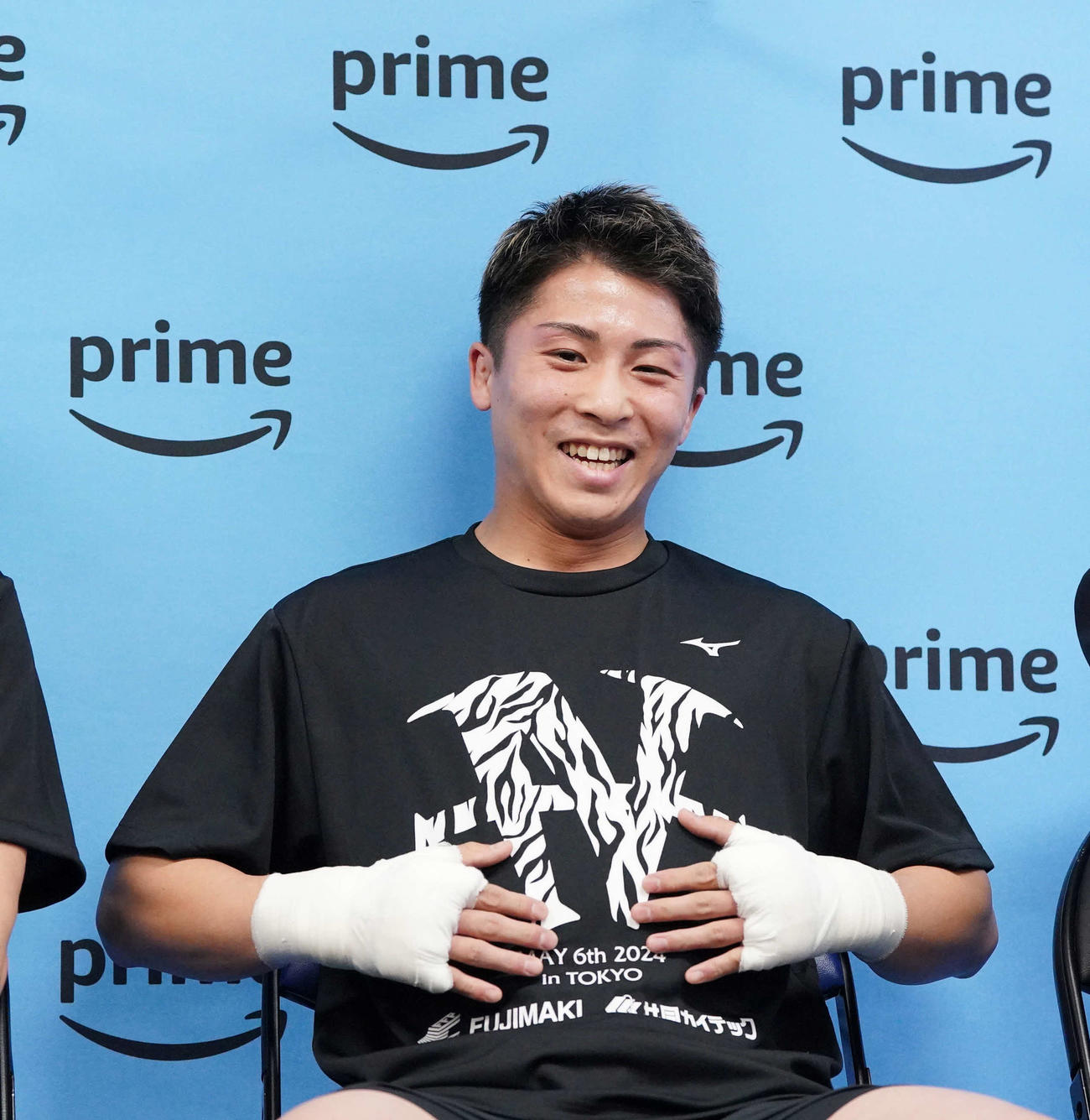 公開練習前の会見でTシャツにデザインされたホワイトタイガーについての質問が繰り返され笑顔を見せる井上尚（撮影・小沢裕）