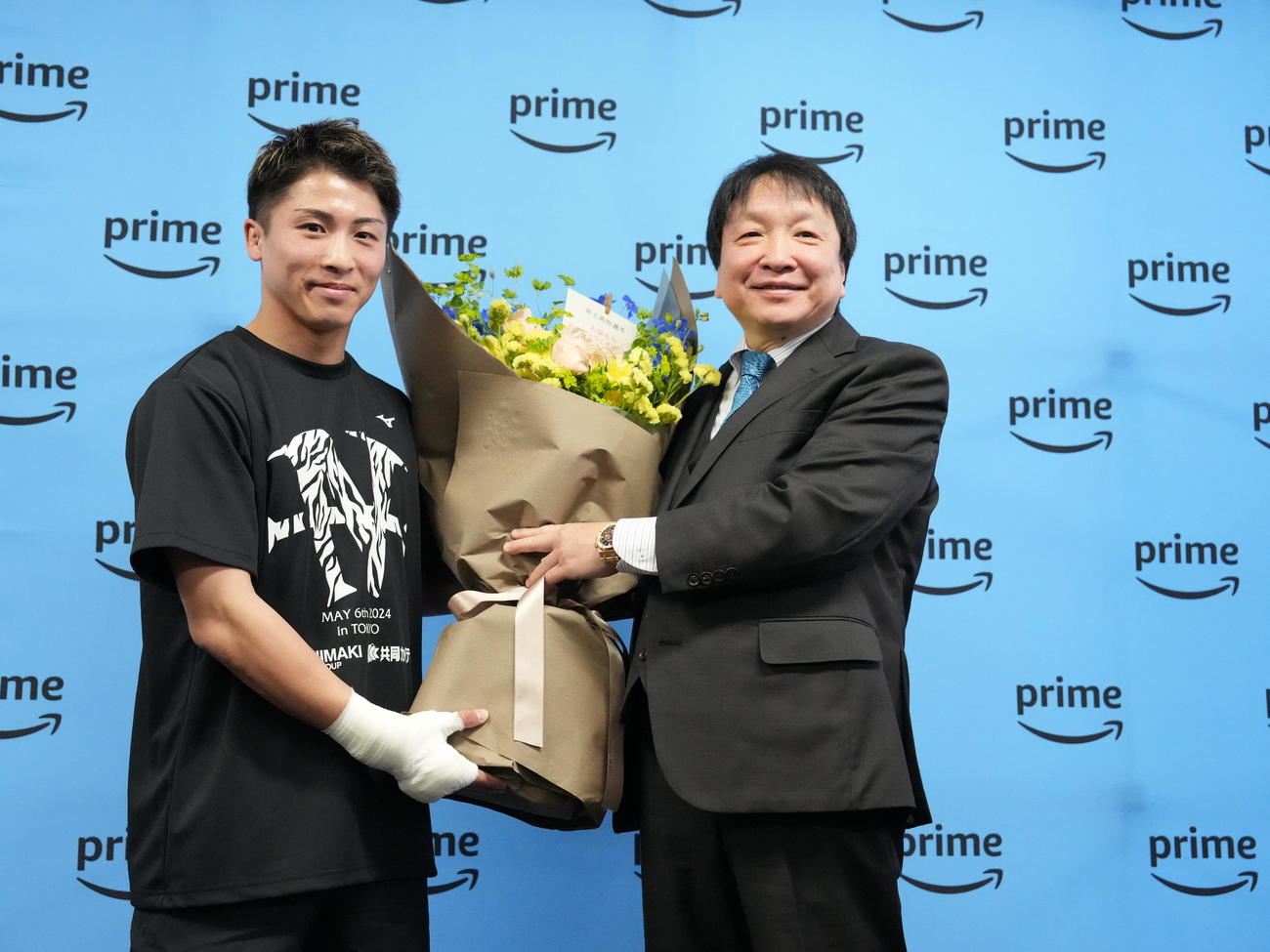 公開練習で報道陣から贈呈された誕生日を祝う花束を手に大橋会長（右）と記念撮影に臨む井上尚弥（撮影・小沢裕）