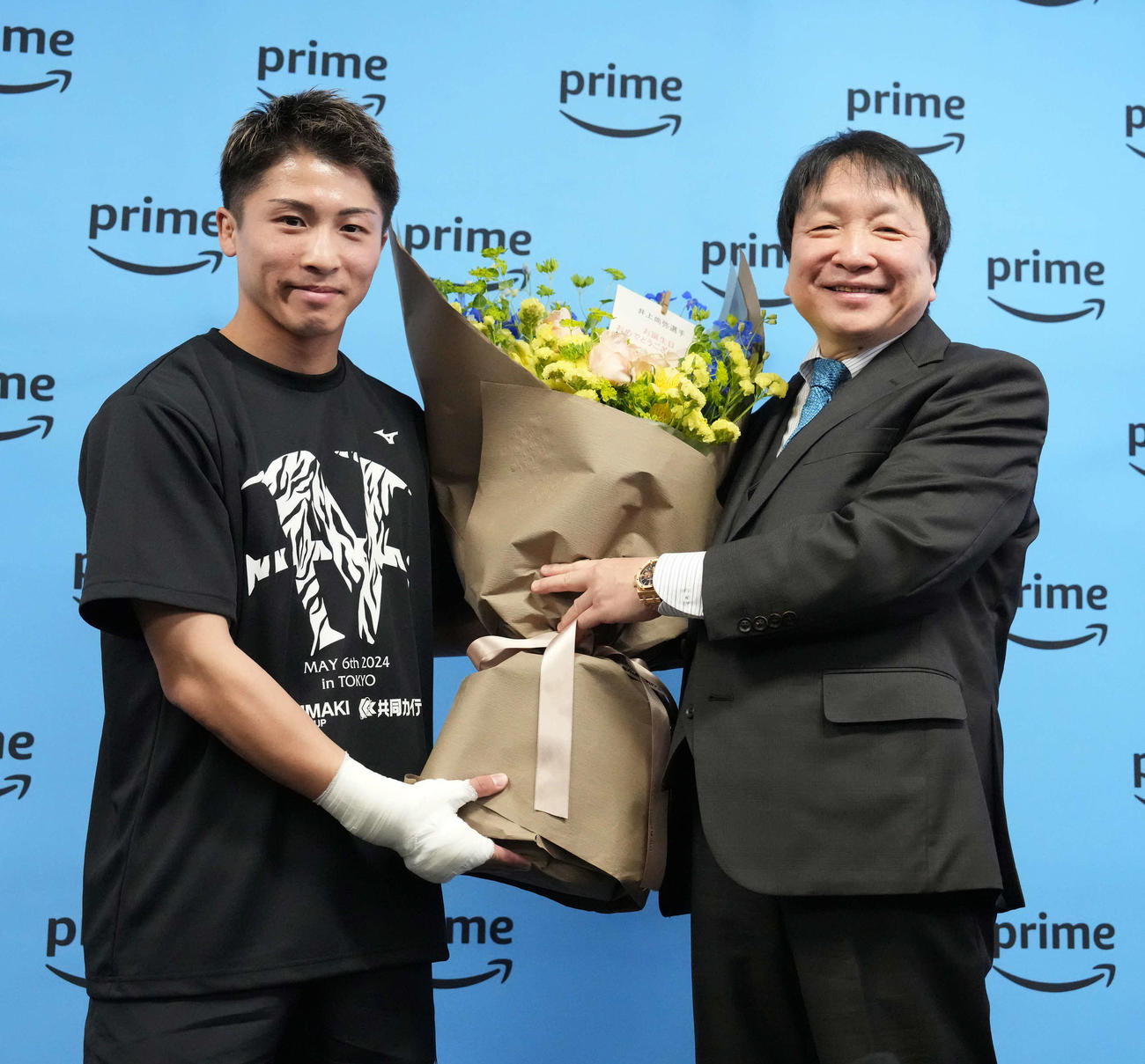 公開練習で報道陣から贈呈された誕生日を祝う花束を手に大橋会長（右）と記念撮影に臨む井上尚（撮影・小沢裕）