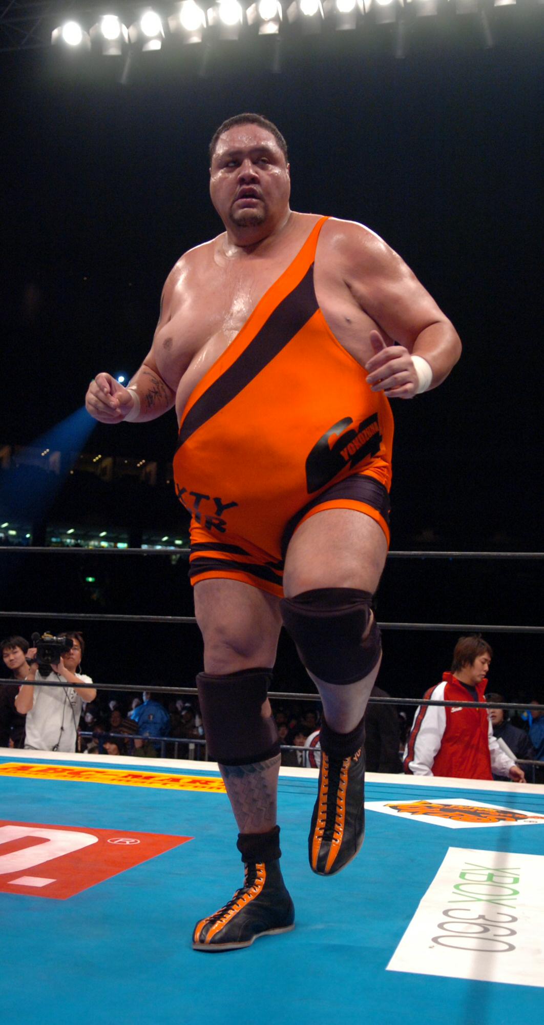 勝利を収めた曙さんは軽快なステップを披露する（06年1月4日撮影）