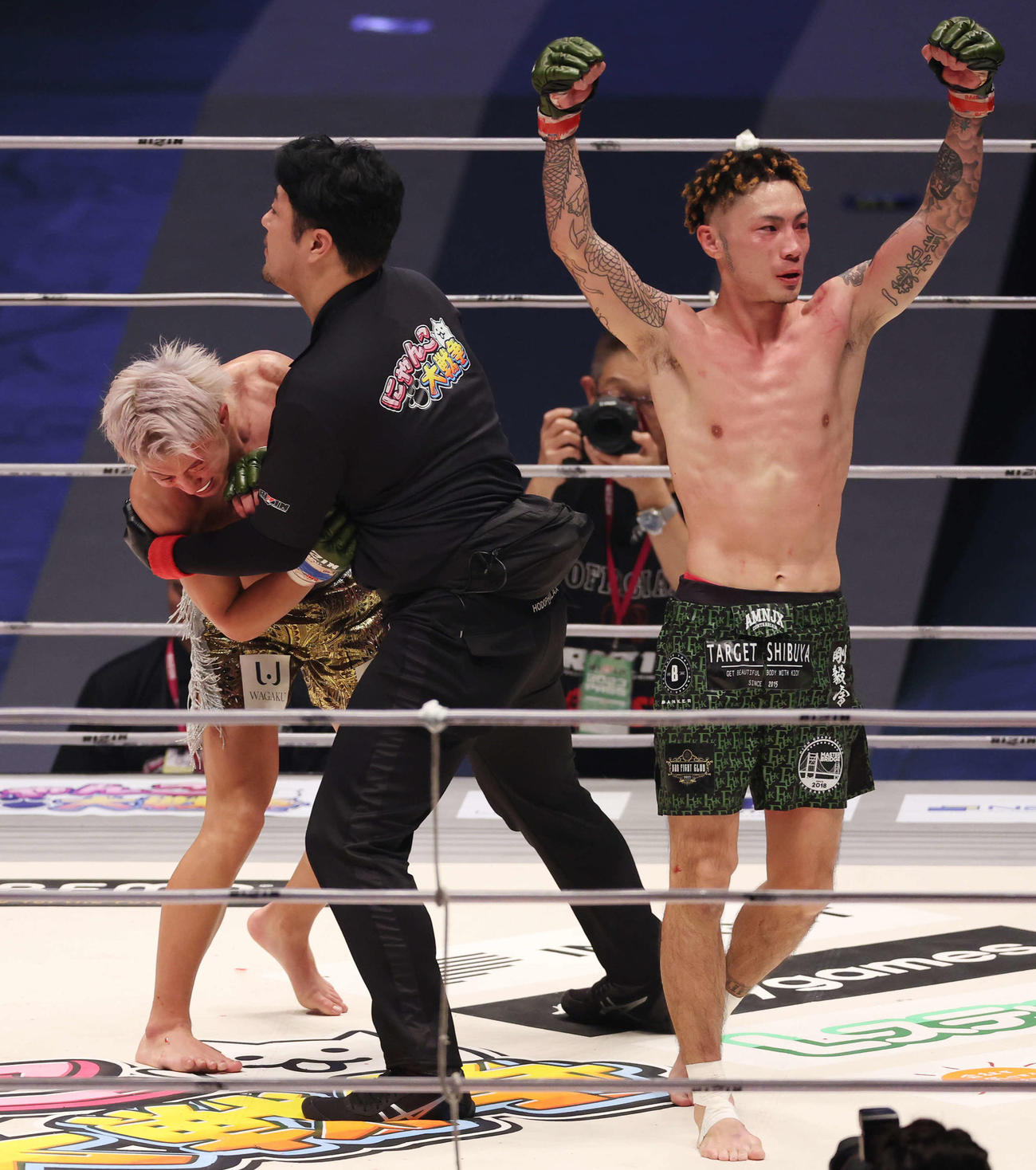 23年12月、RIZIN45大会で、判定で冨沢大智（左）を破った篠塚辰樹