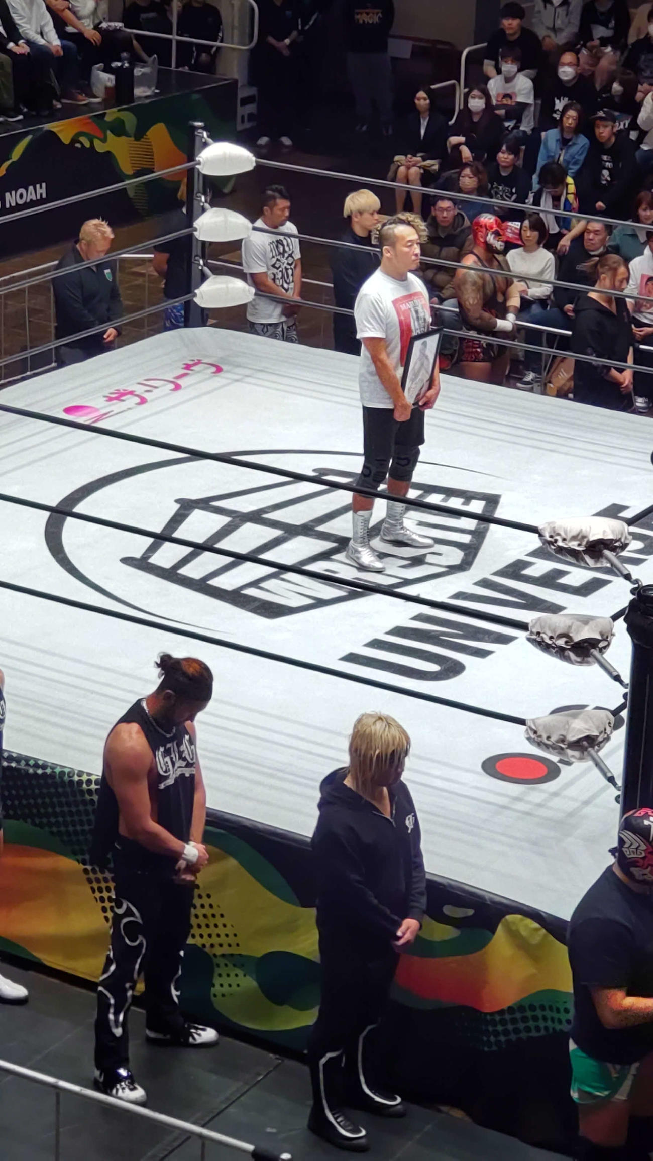 丸藤正道が曙さんの遺影を持ってリングに上がり、その周りを全選手が囲んで、追悼の10カウントゴングが鳴らされた