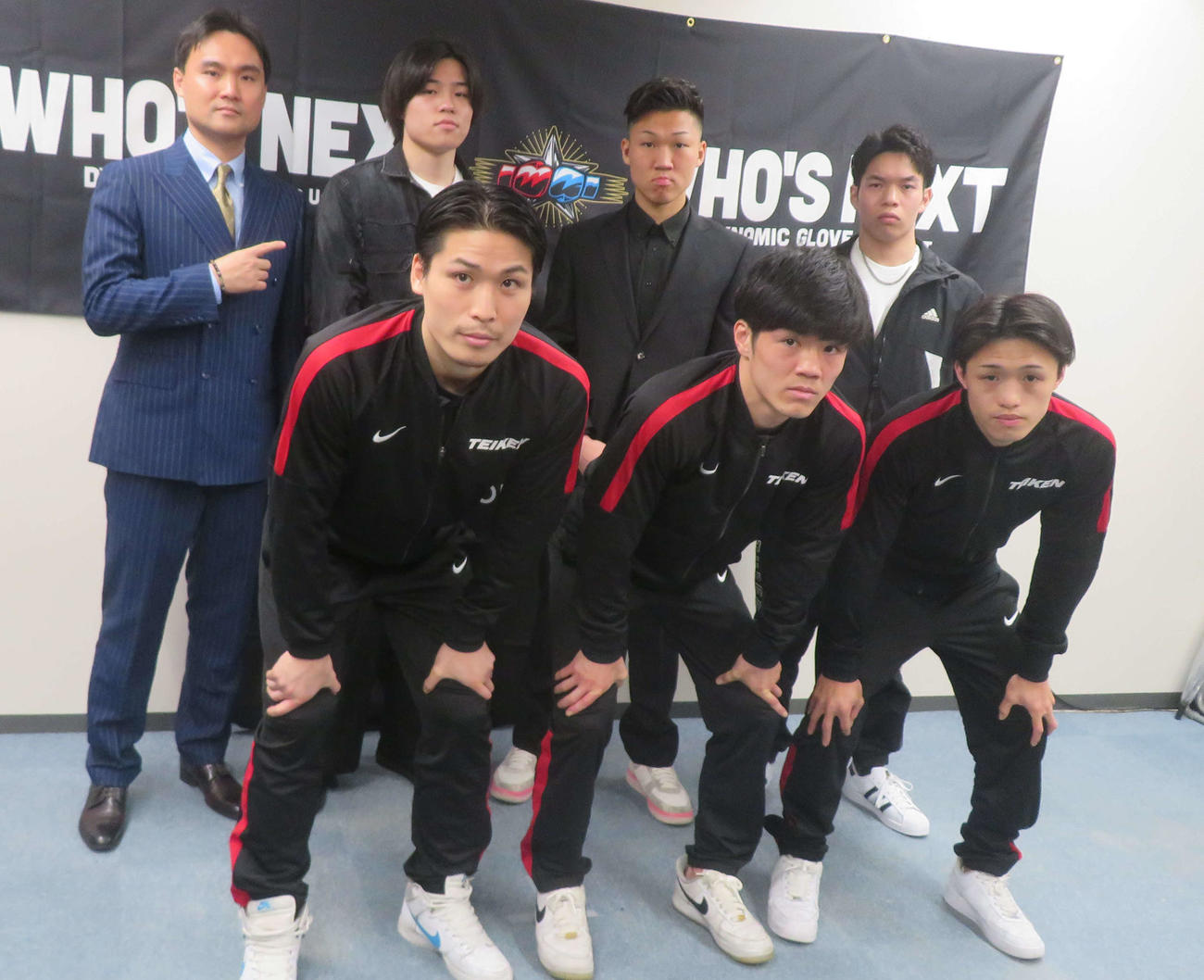 5・18日中タイ友好親善試合に出場する選手。前列左から玉山将弥、中野幹士、矢代博斗。後列左から新日本プロモーション田川氏、菊池音央、山本諒真、上野永吉