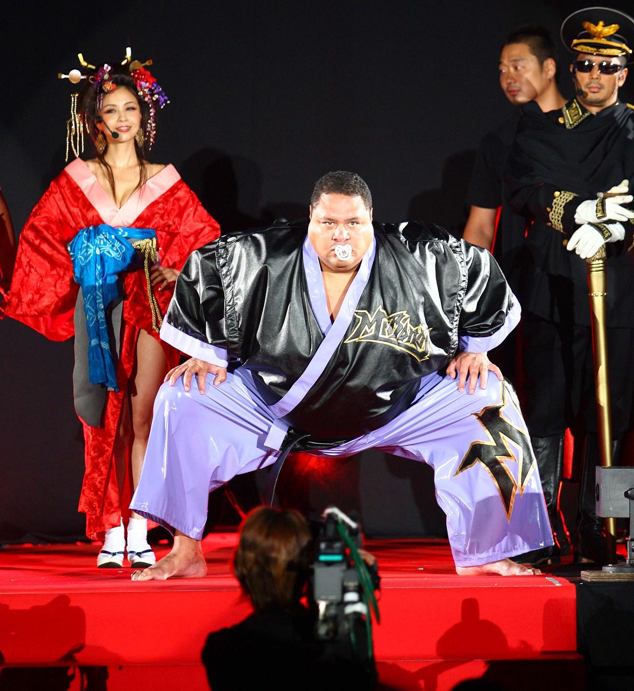 生まれたばかりのモンスター・ボノ（曙太郎）はいきなりシコを踏む。右は高田延彦総統、左は母親のインリン様（2007年8月18日撮影）