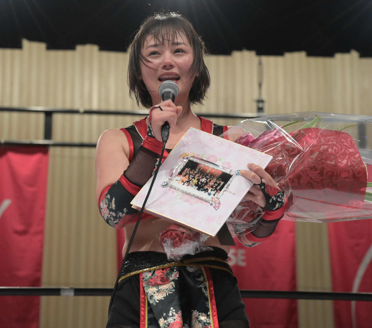 東京女子プロレス　試合後にあいさつをする長野じゅりあ（東京女子プロレス提供）