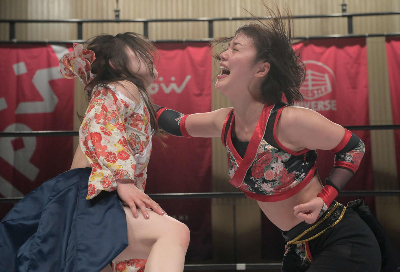 東京女子プロレス　宮本もかにチョップで攻撃する長野じゅりあ（東京女子プロレス提供）