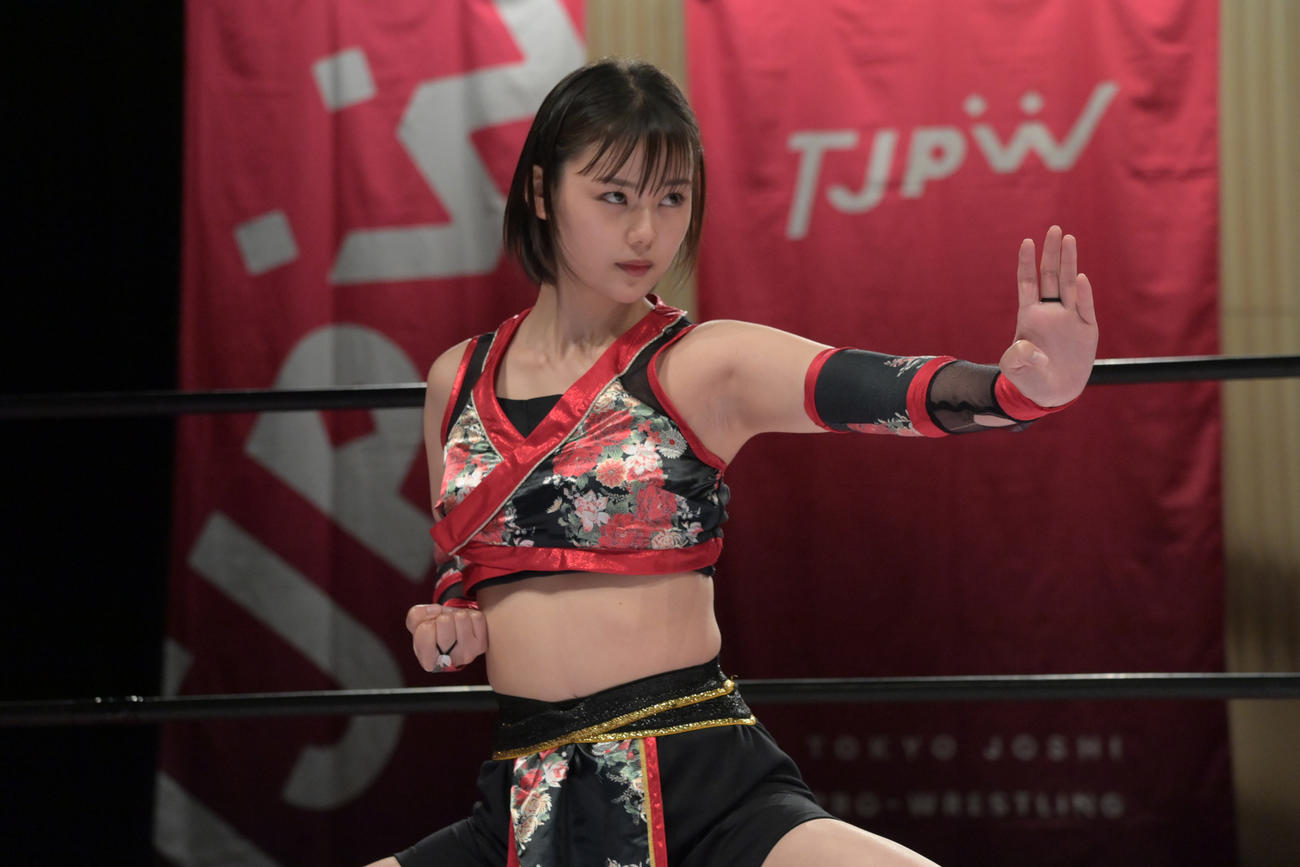 ポーズを決める長野じゅりあ（東京女子プロレス提供）