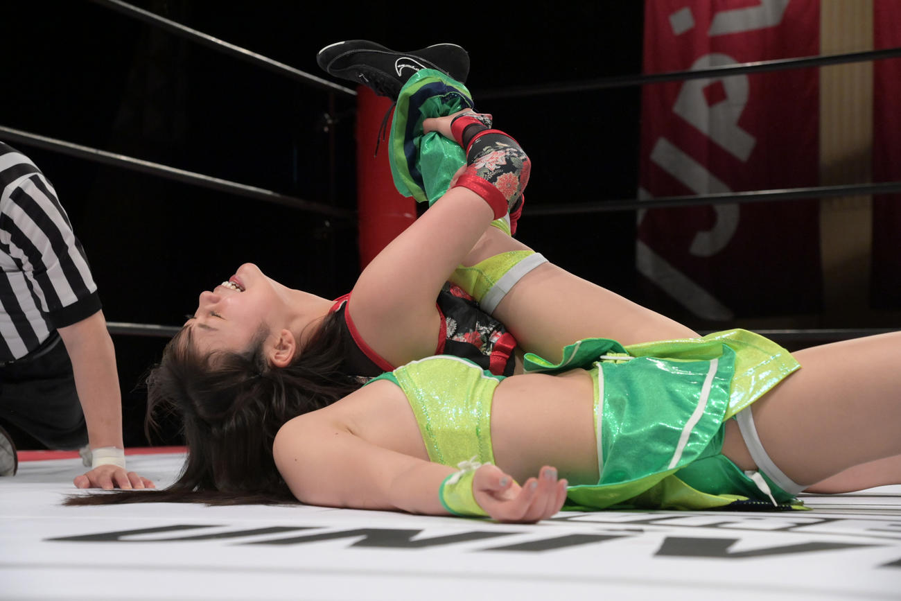 鈴木志乃（下）をフォールする長野じゅりあ（東京女子プロレス提供）