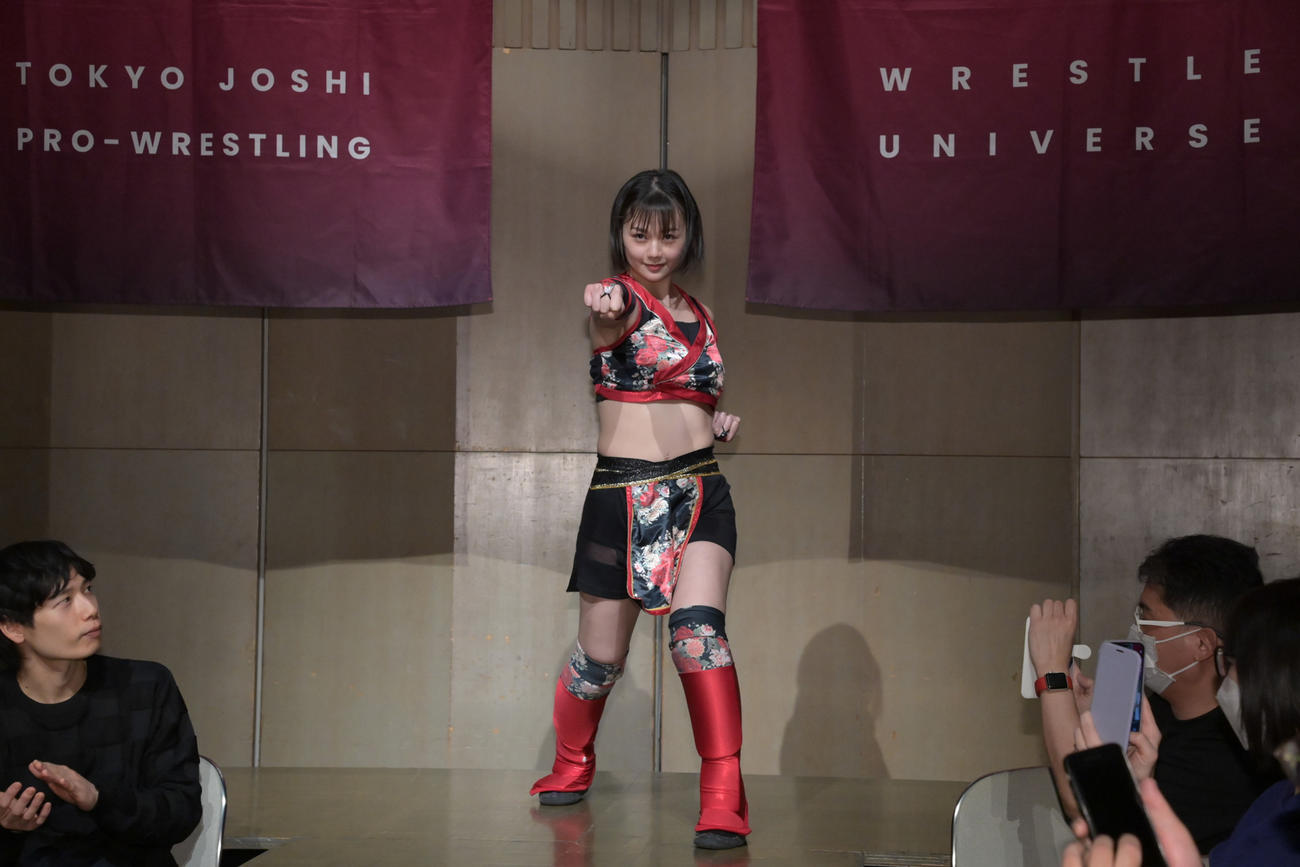 「押忍」ポーズで入場する長野じゅりあ（東京女子プロレス提供）