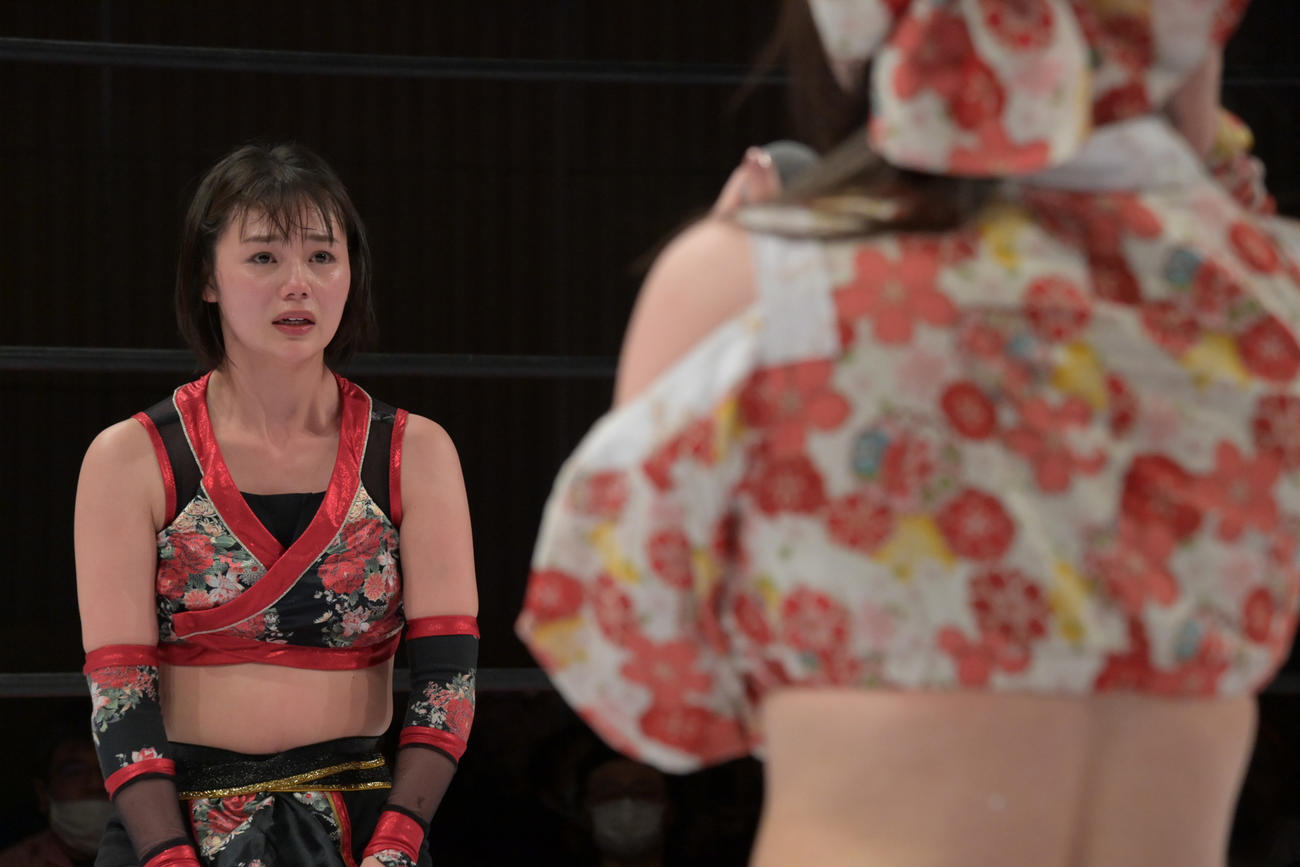 宮本もか（手前）からのメッセージに感極まる長野じゅりあ（東京女子プロレス提供）