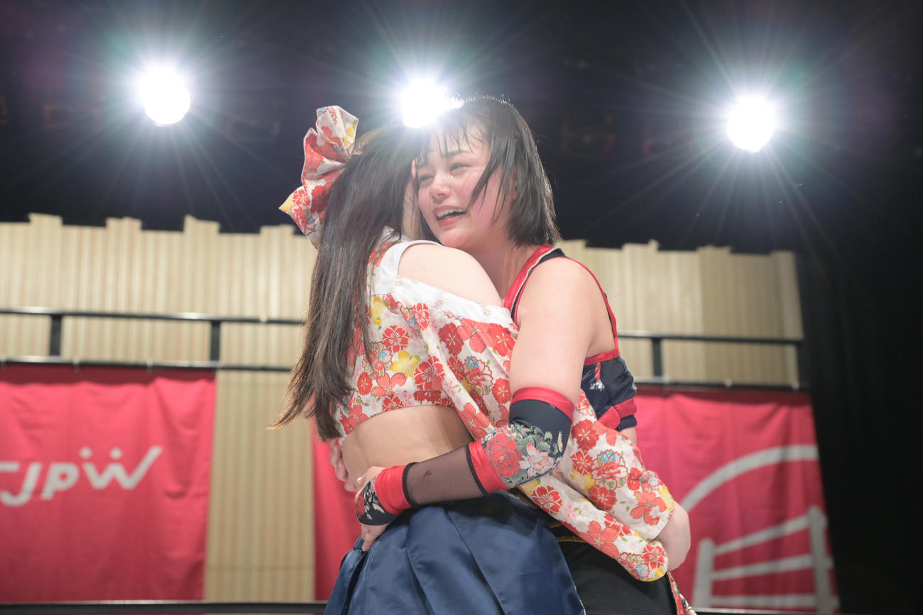 試合を終え、宮本もか（左）と抱擁する長野じゅりあ（東京女子プロレス提供）