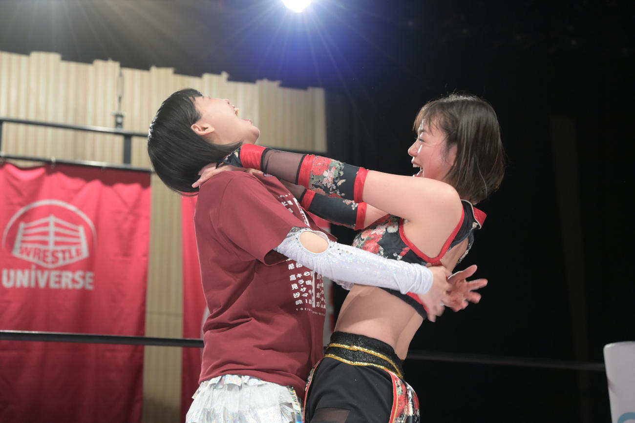 辰巳リカ（左）とじゃれ合う長野じゅりあ（東京女子プロレス提供）