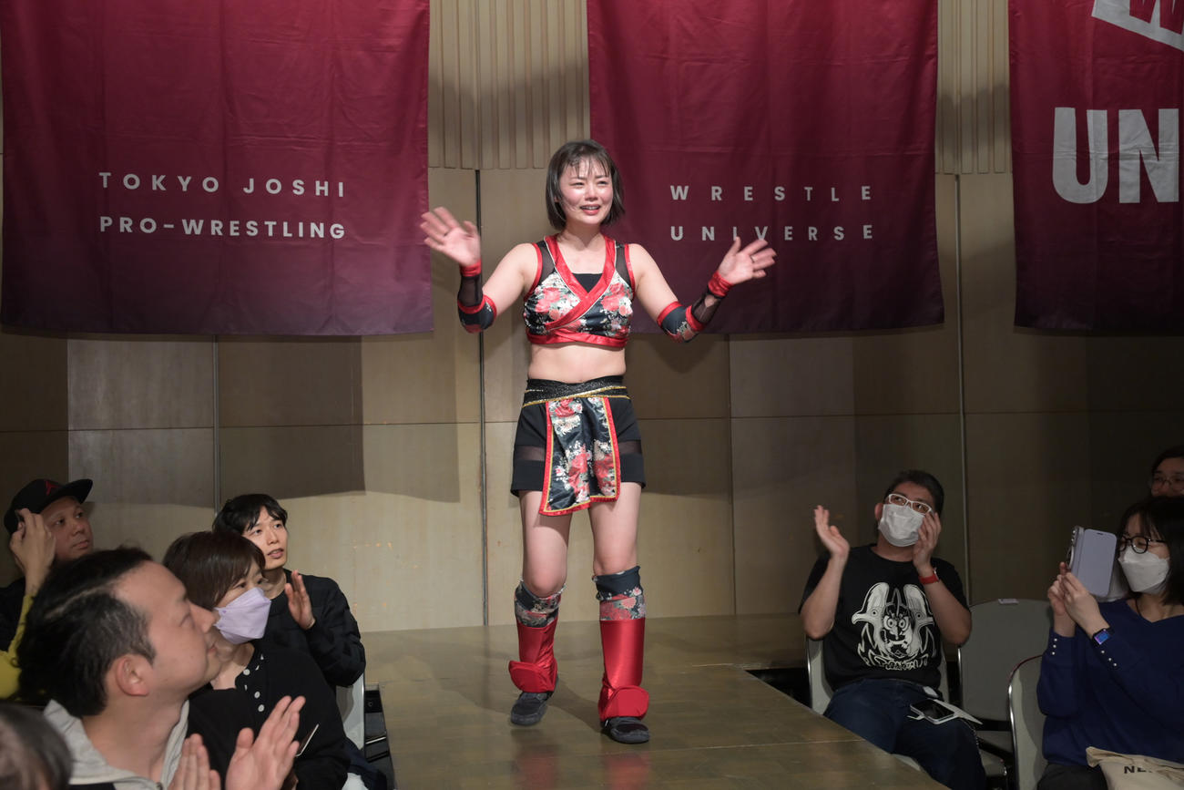 涙を流しながら、花道を後にする長野じゅりあ（東京女子プロレス提供）