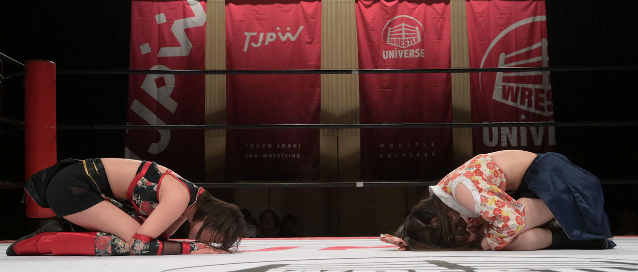 東京女子プロレス　長野じゅりあ（左）と宮本もかは試合後、空手経験者らしく正座してあいさつ（東京女子プロレス提供）