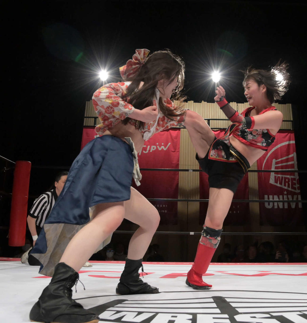 東京女子プロレス　宮本もかに蹴りを浴びせる長野じゅりあ（東京女子プロレス提供）