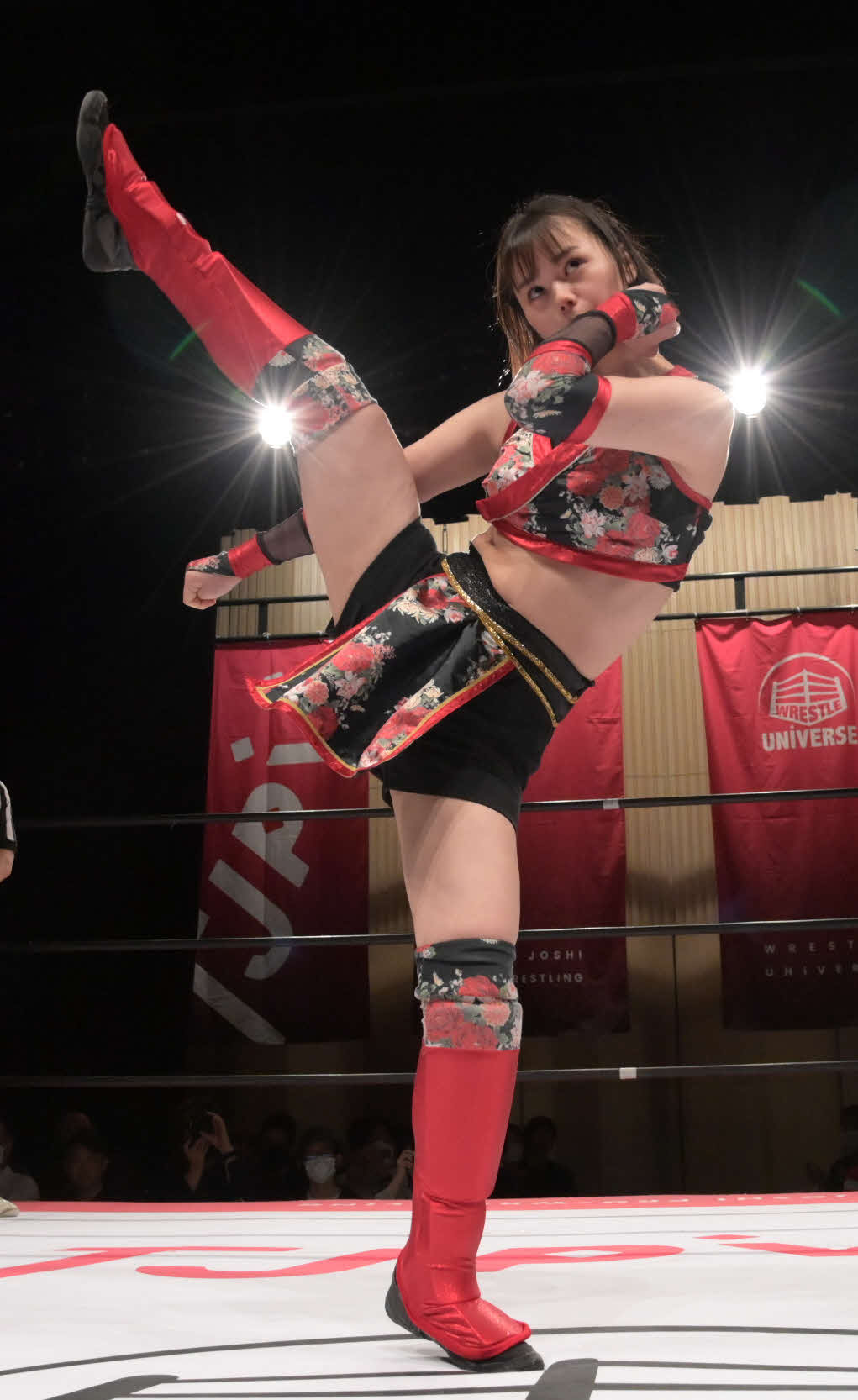 東京女子プロレス　試合前に足を振り上げ、ポーズを決める長野じゅりあ（東京女子プロレス提供）