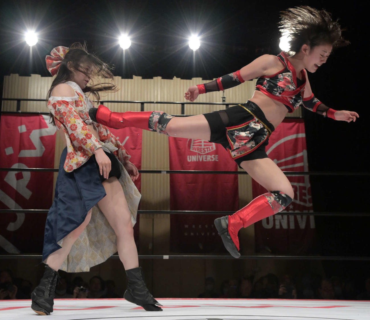 東京女子プロレス　宮本もかに跳び蹴りを浴びせる長野じゅりあ（東京女子プロレス提供）