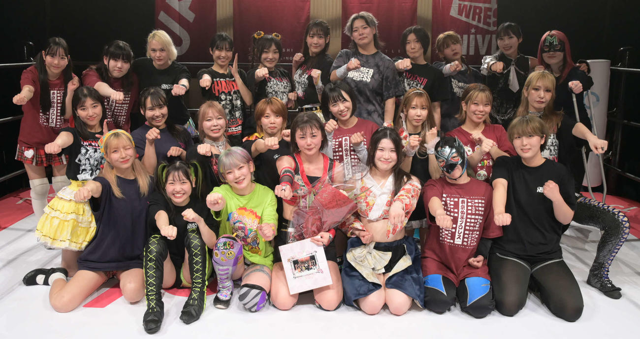 東京女子プロレス　試合後に記念撮影に応じる選手たち。中央は卒業する長野じゅりあ（東京女子プロレス提供）