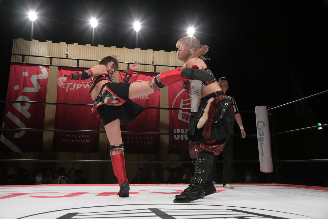 愛野ユキ（右）に蹴りを見舞う長野じゅりあ（東京女子プロレス提供）