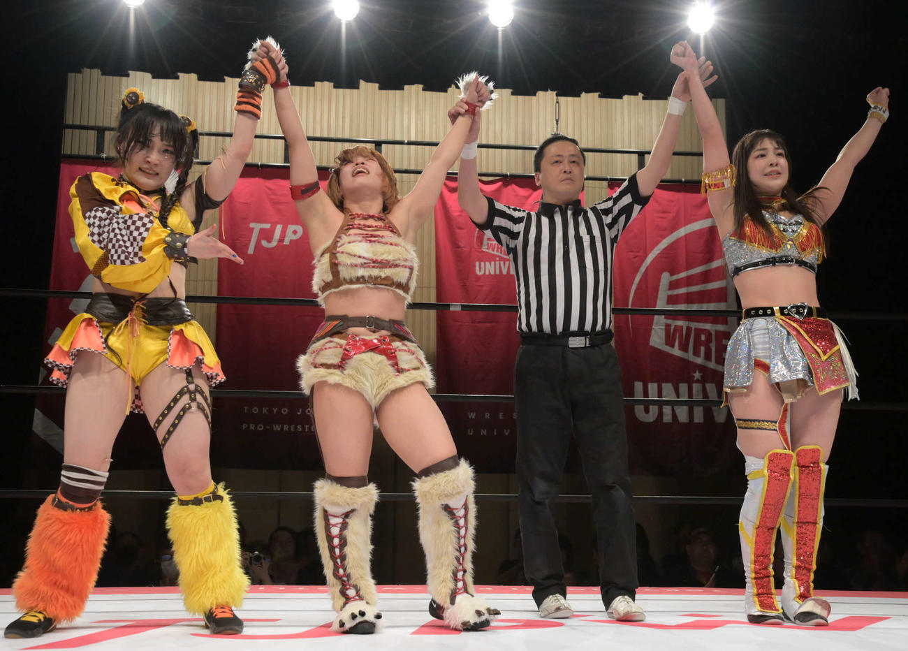 東京女子プロレス　勝利し、勝ち名乗りを受ける中島翔子（左から2人目）。左はHIMAWARI、右は上原わかな（東京女子プロレス提供）
