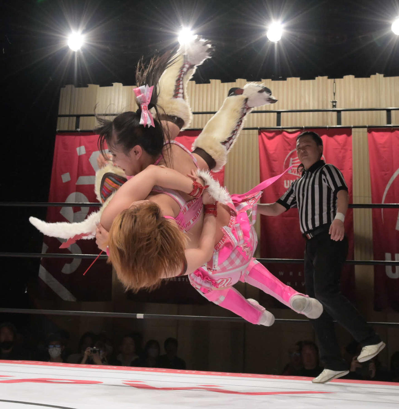 東京女子プロレス　中島翔子にパワースラムを決める渡辺未詩（東京女子プロレス提供）