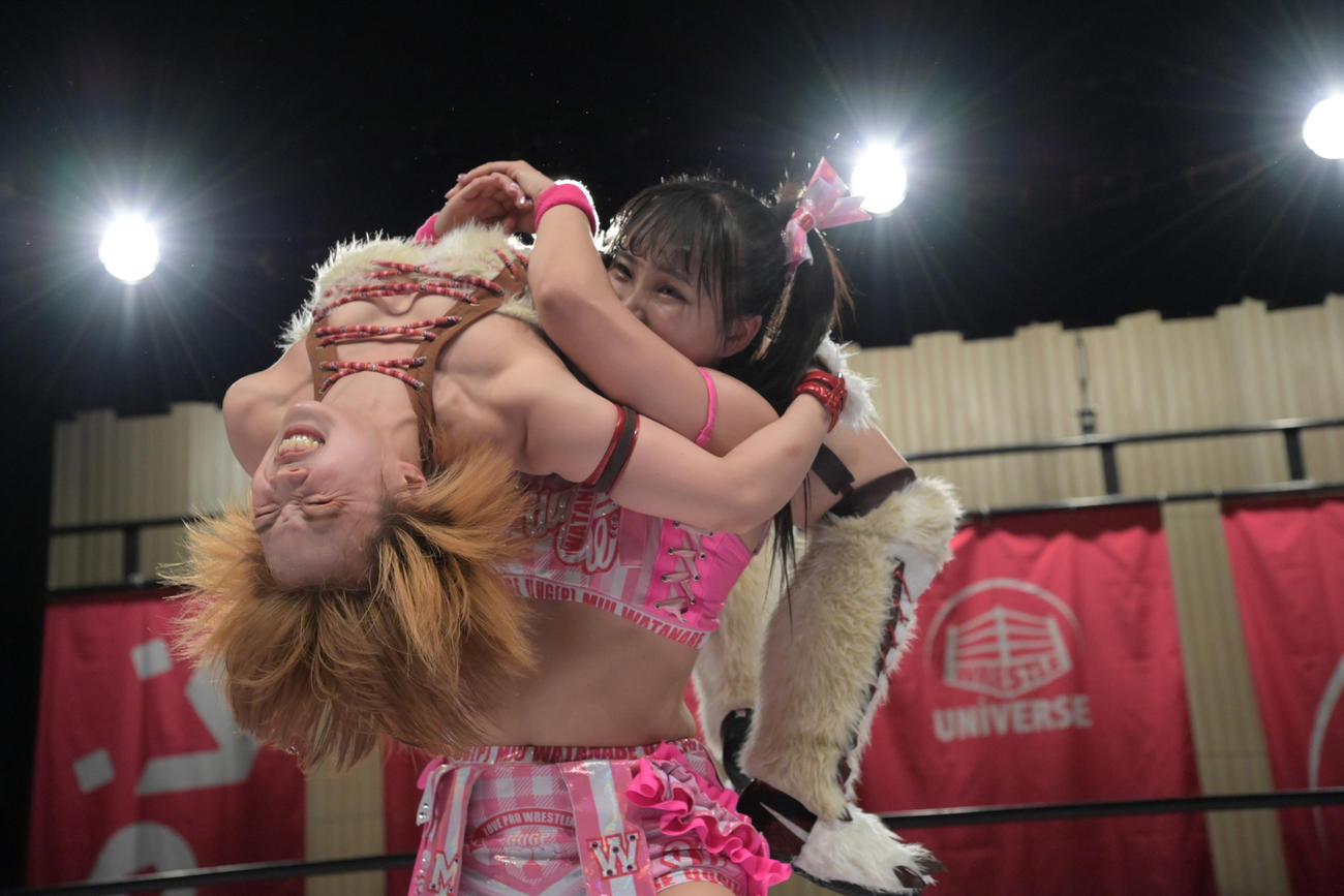 中島翔子（左）を抱え上げる渡辺未詩（東京女子プロレス提供）