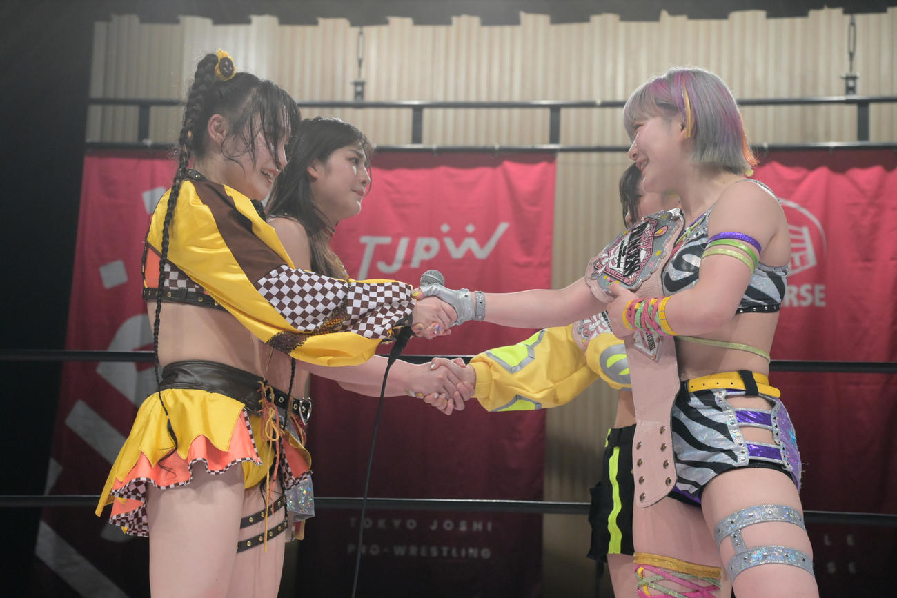 タッグ王者の鈴芽、遠藤有栖組（右）と握手をかわす上原わかな、HIMAWARI組（東京女子プロレス提供）