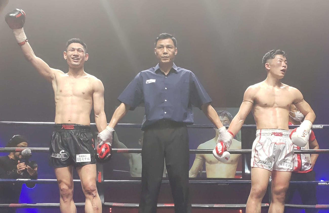判定2－1で力也（右）との激闘を制した羅向