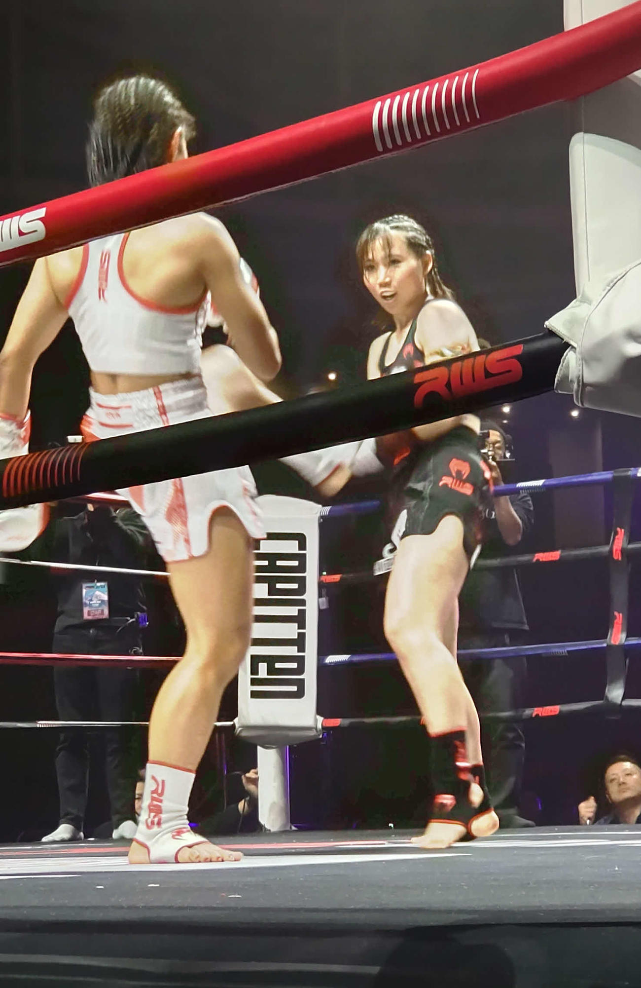 伊藤紗弥（右）は元K－1女王のパヤフォーンに判定で勝利した