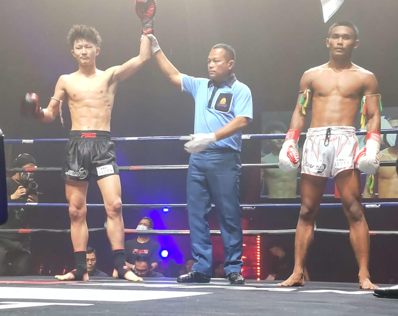 吉成士門（左）は判定3－0で強豪イサンヌアに勝利した