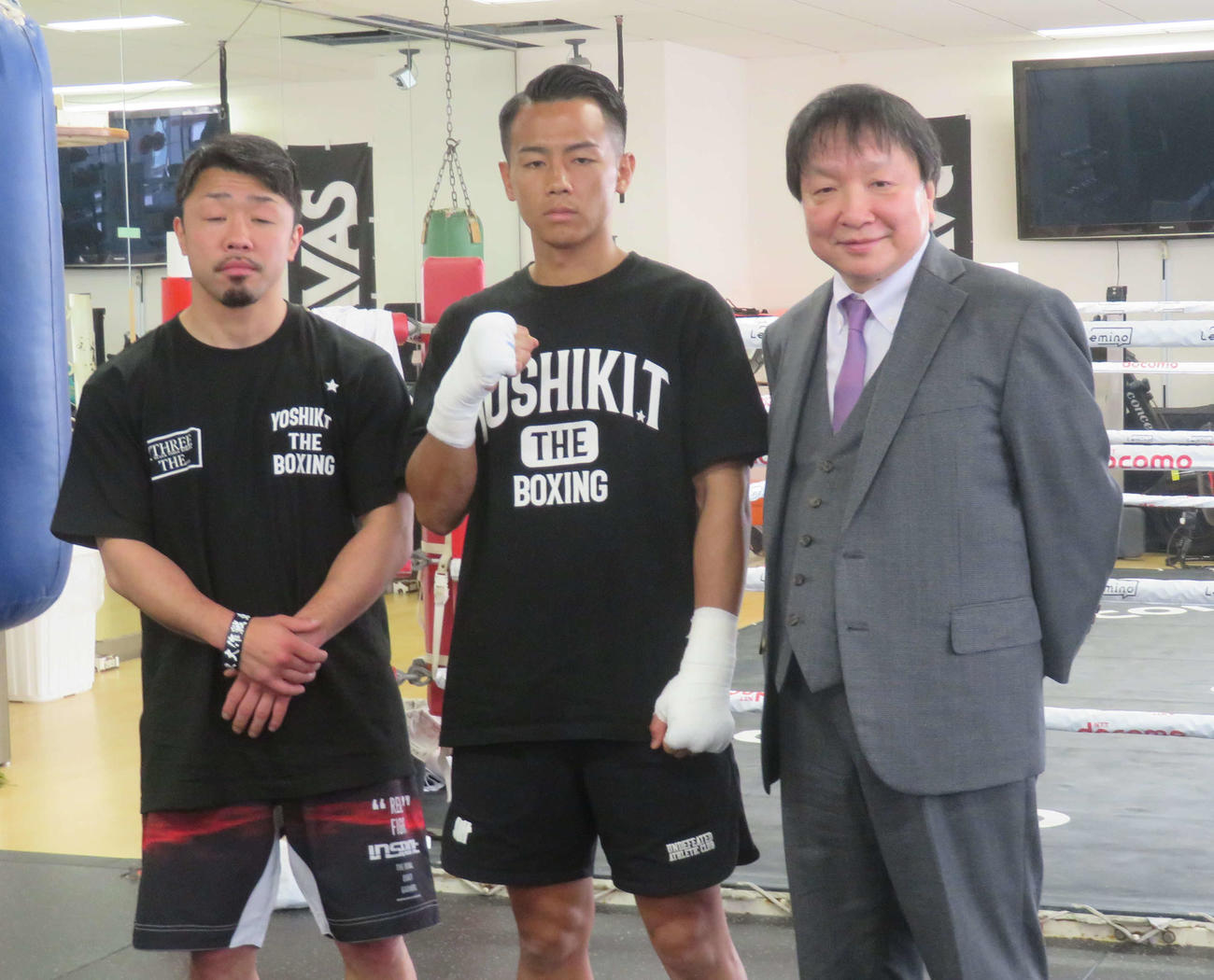 5月6日、東京ドームでの世界初挑戦に向けて公開練習したWBO世界バンタム級5位武居由樹（中央）、八重樫東トレーナー（左端）、大橋秀行会長