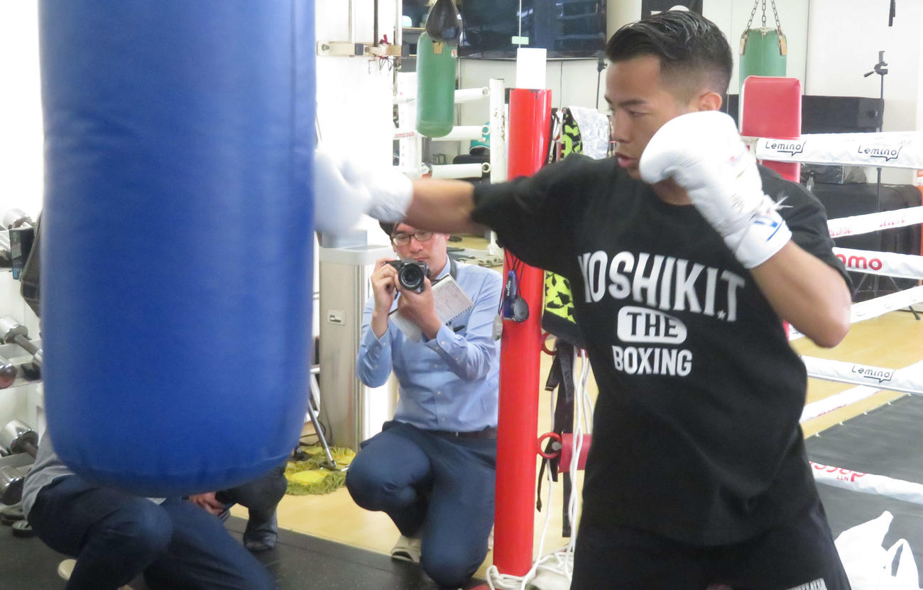 公開練習でサンドバッグ打ちに取り組んだ元K－1スーパーバンタム級王者でWBO世界バンタム級5位の武居由樹