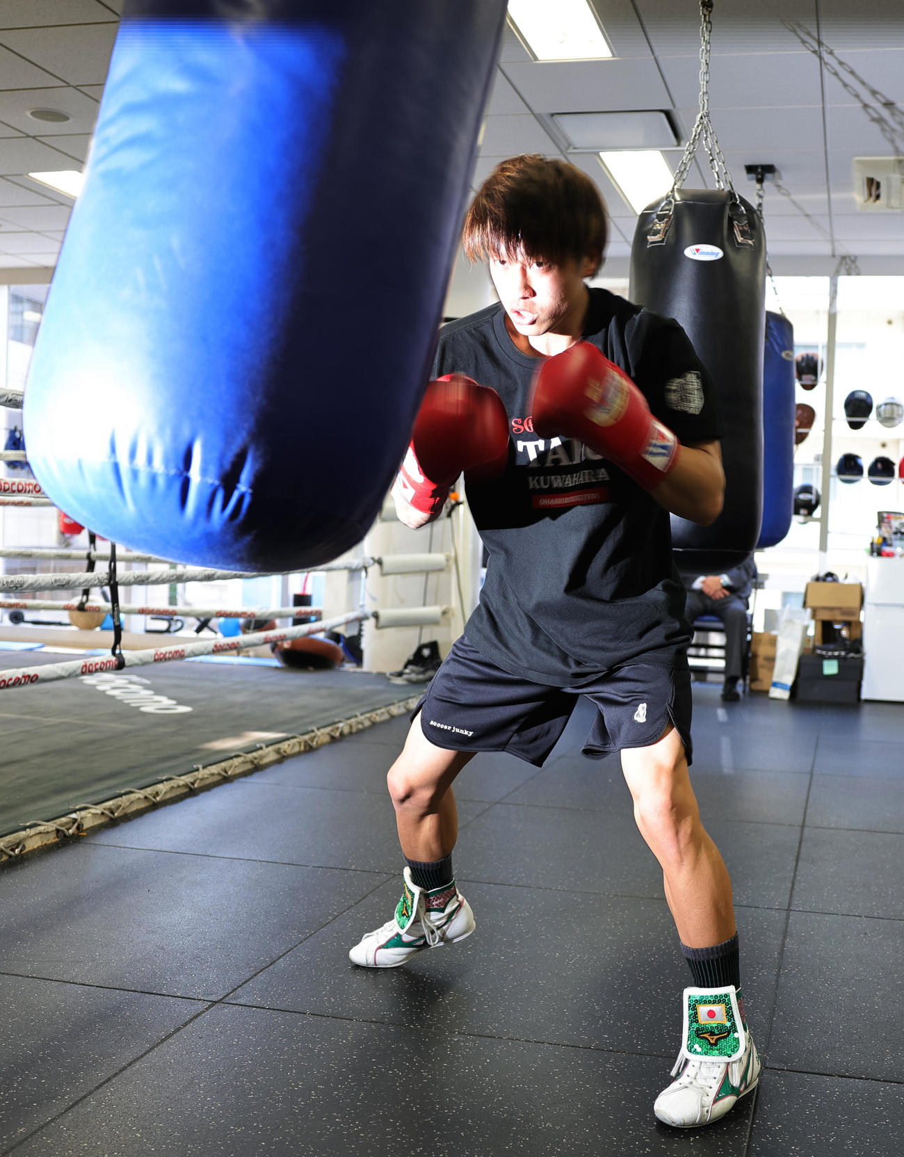 WBA世界フライ級タイトルマッチに向け、練習を公開した挑戦者の桑原（撮影・野上伸悟）