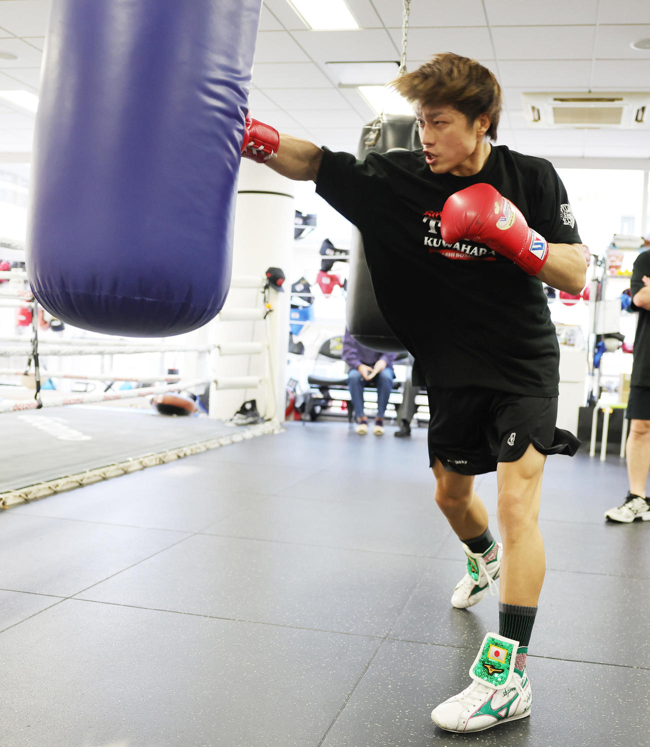 WBA世界フライ級タイトルマッチに向け、練習を公開した挑戦者の桑原（撮影・野上伸悟）