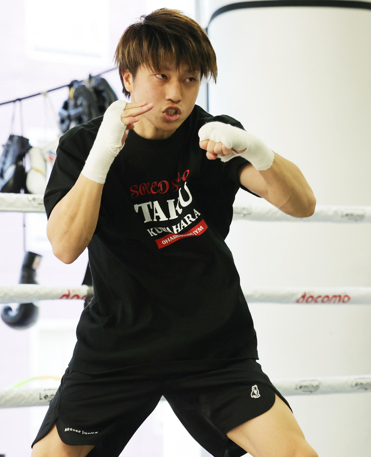 WBA世界フライ級タイトルマッチに向け、練習を公開した挑戦者の桑原（撮影・野上伸悟）
