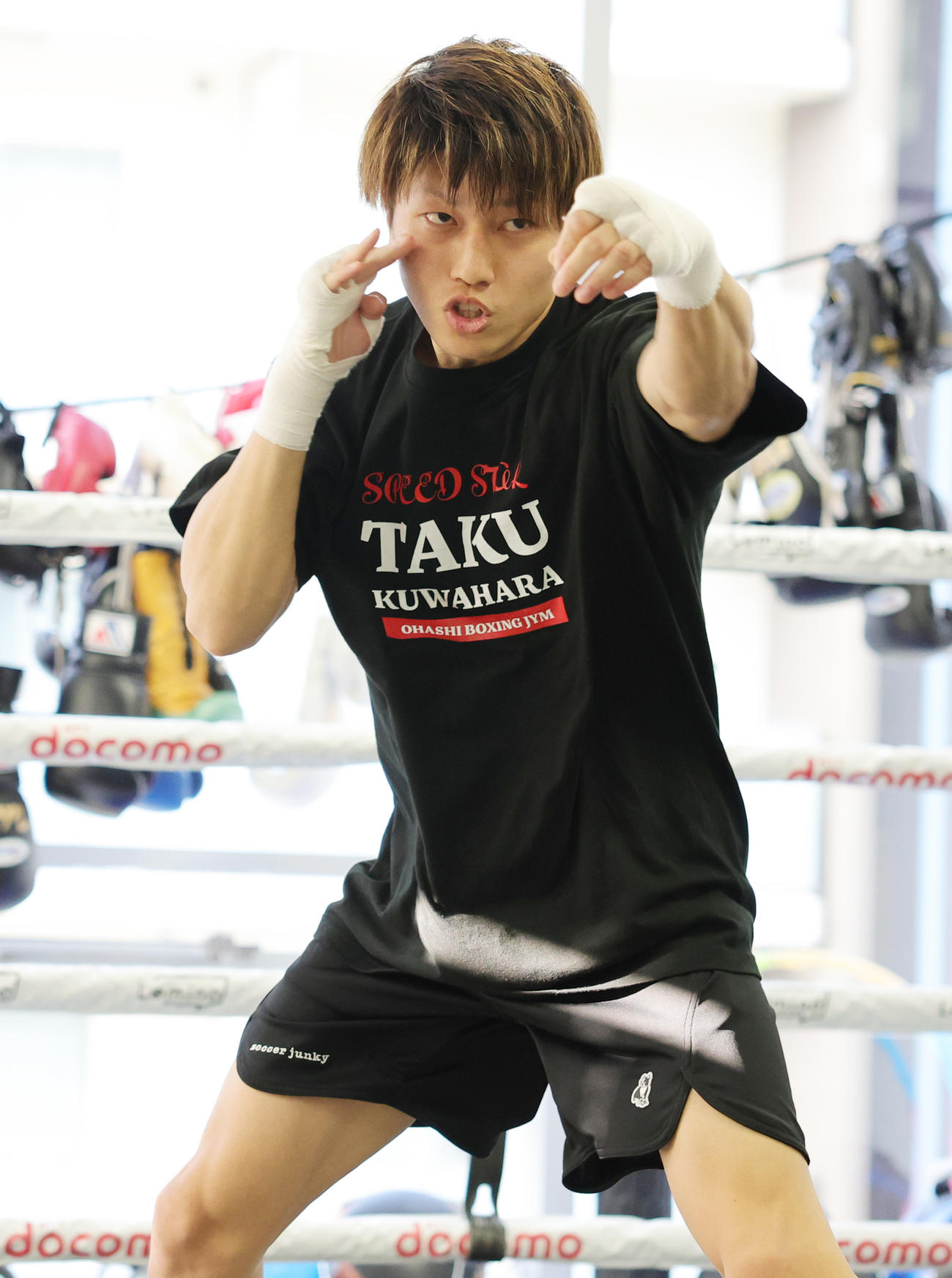 WBA世界フライ級タイトルマッチに向け、練習を公開した挑戦者の桑原（撮影・野上伸悟）