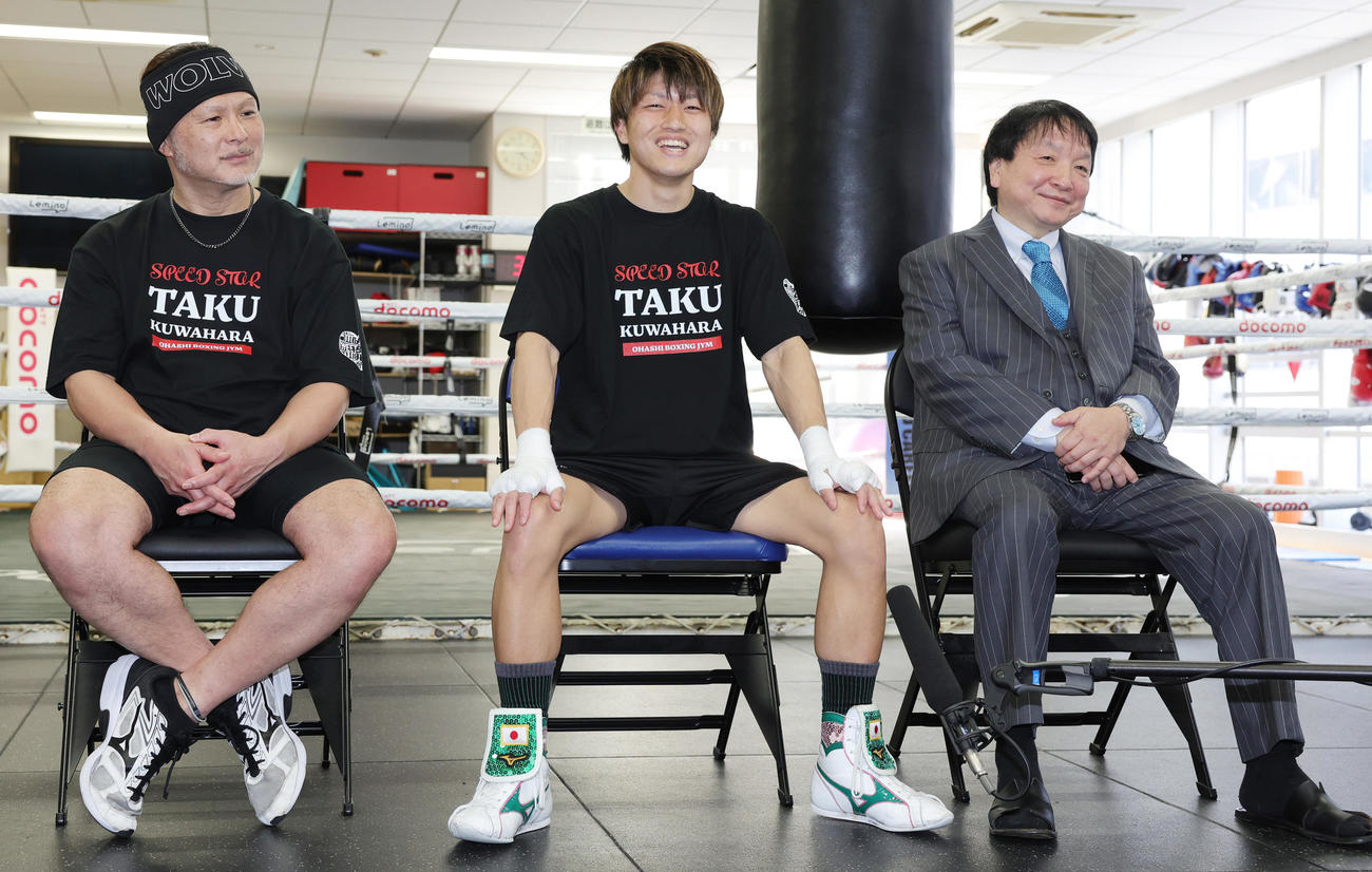 WBA世界フライ級タイトルマッチに向け、会見する、左から松本トレーナー、挑戦者の桑原、大橋ジムの大橋会長（撮影・野上伸悟）