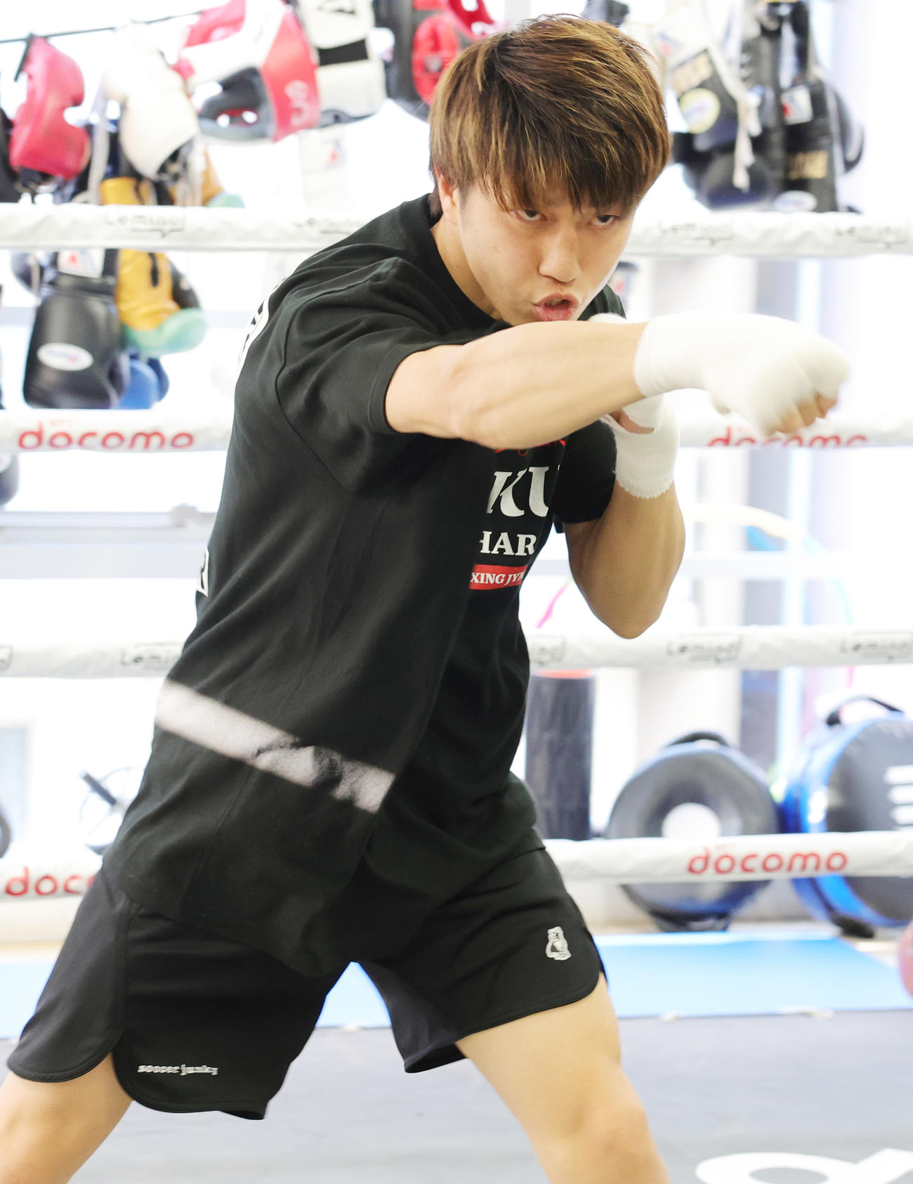 WBA世界フライ級タイトルマッチに向け、練習を公開した挑戦者の桑原（撮影・野上伸悟）