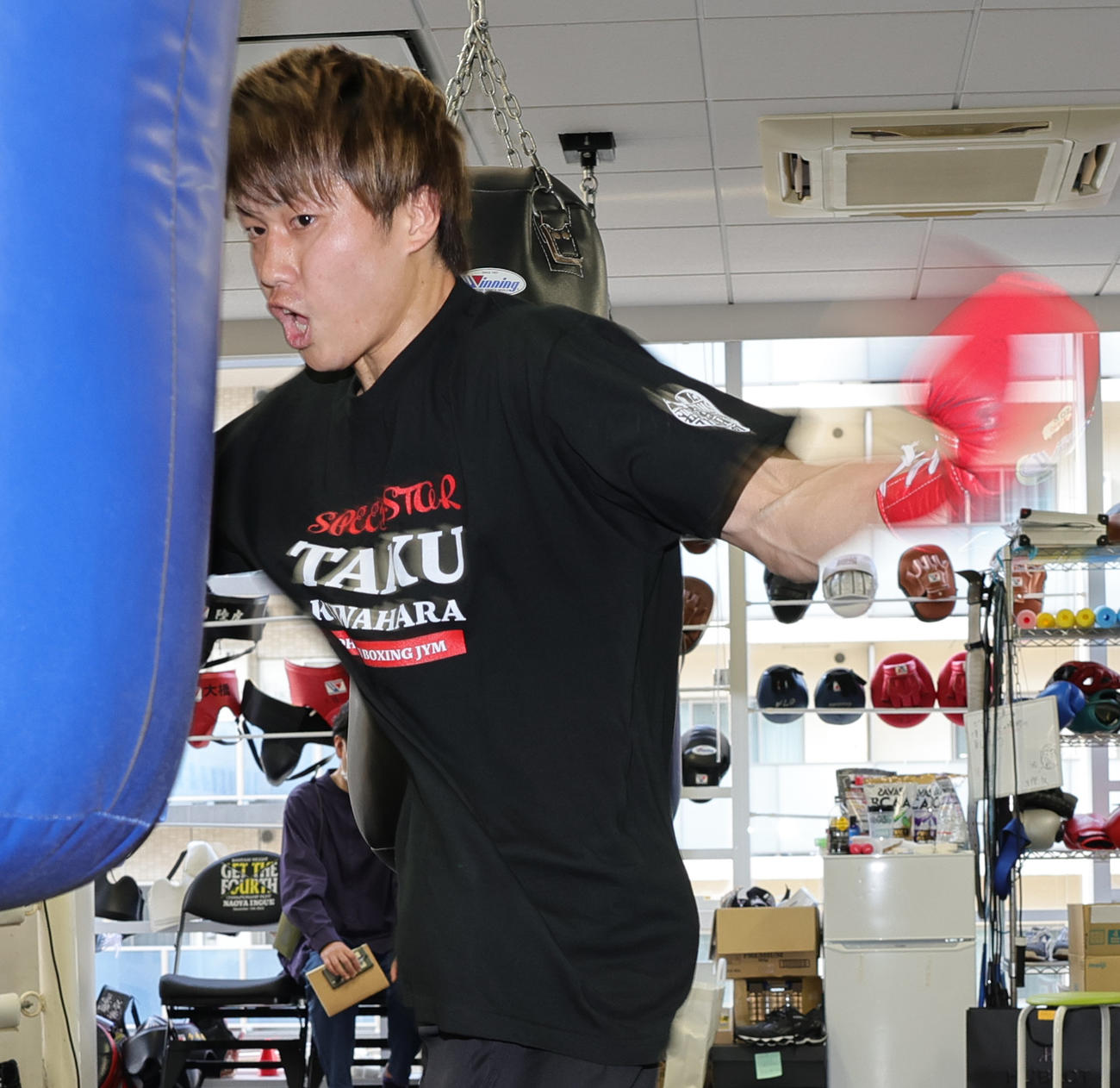 WBA世界フライ級タイトルマッチに向け、練習を公開した挑戦者の桑原（撮影・野上伸悟）