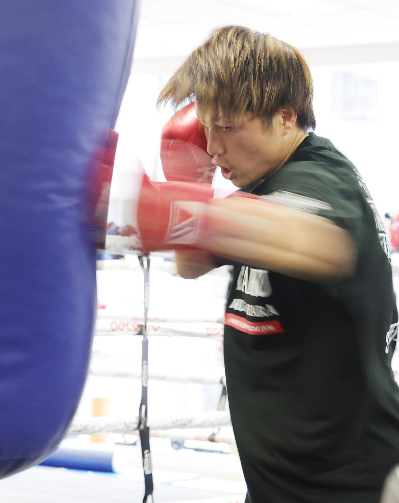 WBA世界フライ級タイトルマッチに向け、練習を公開した挑戦者の桑原（撮影・野上伸悟）