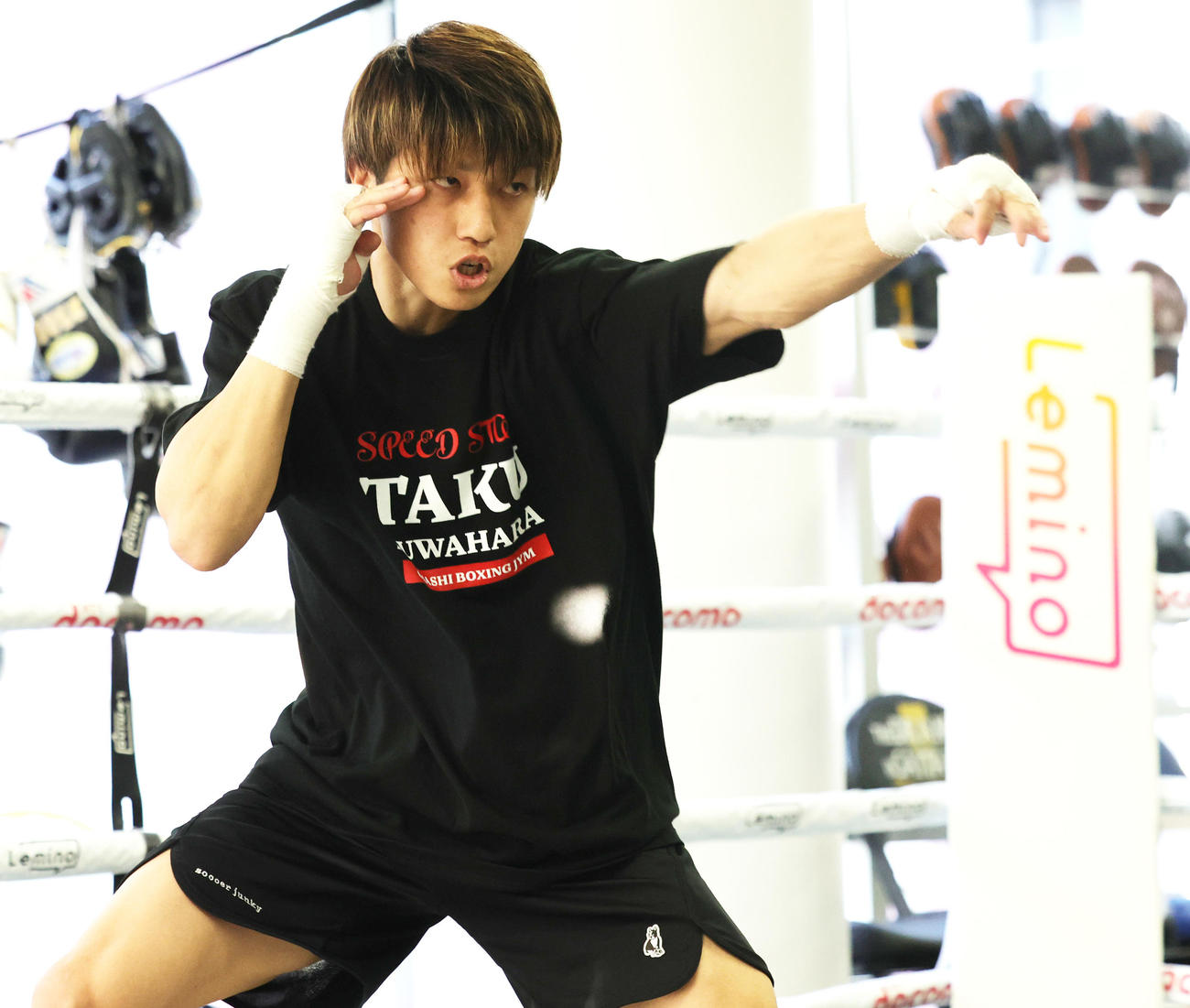 WBA世界フライ級タイトルマッチに向け、練習を公開した挑戦者の桑原（撮影・野上伸悟）