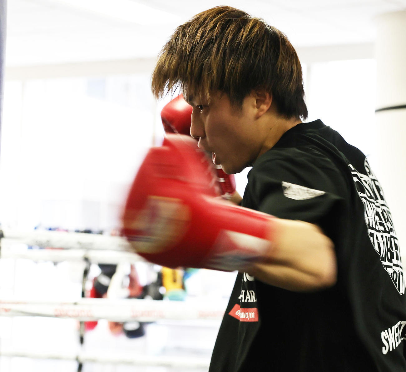 WBA世界フライ級タイトルマッチに向け、練習を公開した挑戦者の桑原（撮影・野上伸悟）