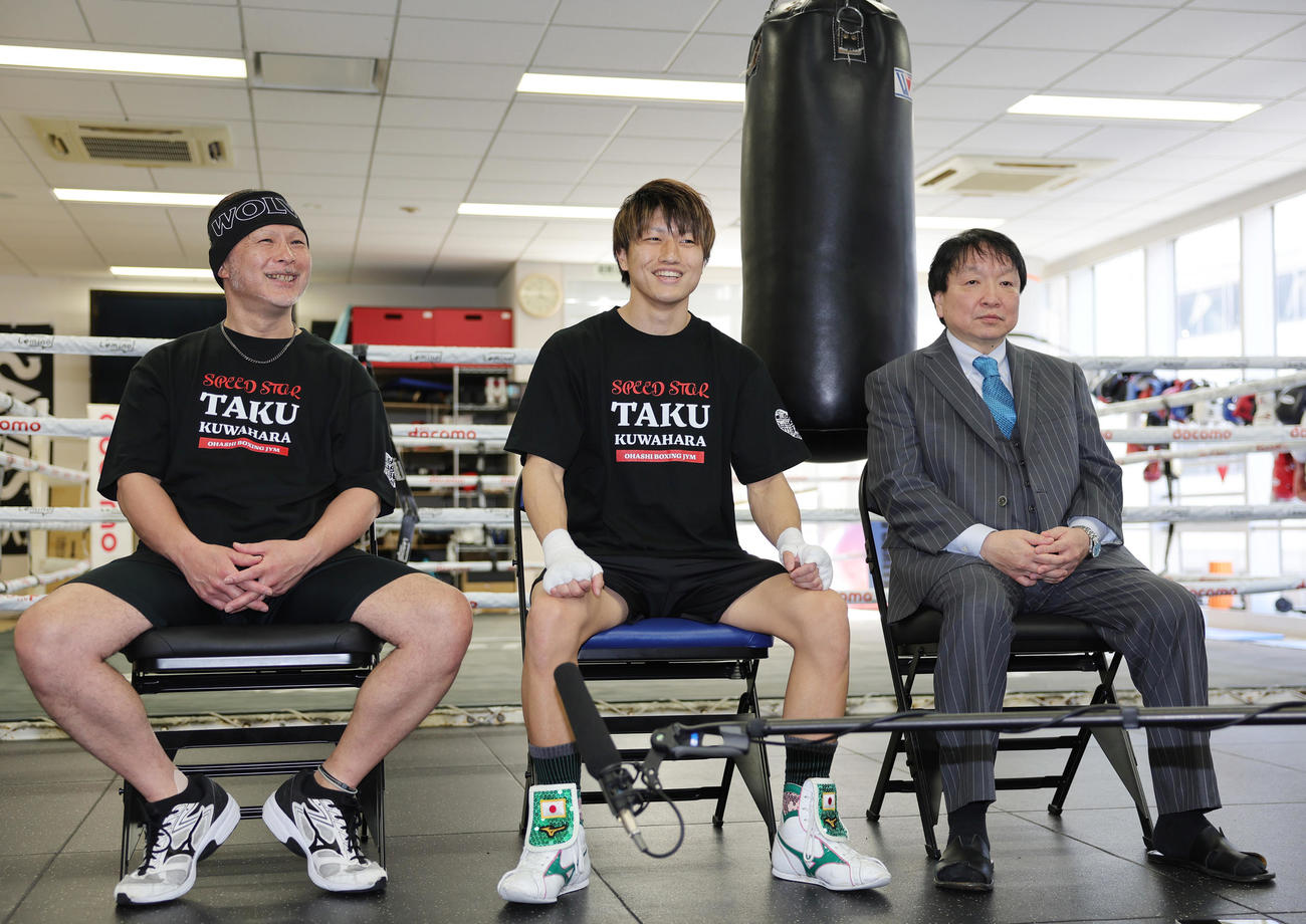 WBA世界フライ級タイトルマッチに向け、会見する、左から松本トレーナー、挑戦者の桑原、大橋ジムの大橋会長（撮影・野上伸悟）